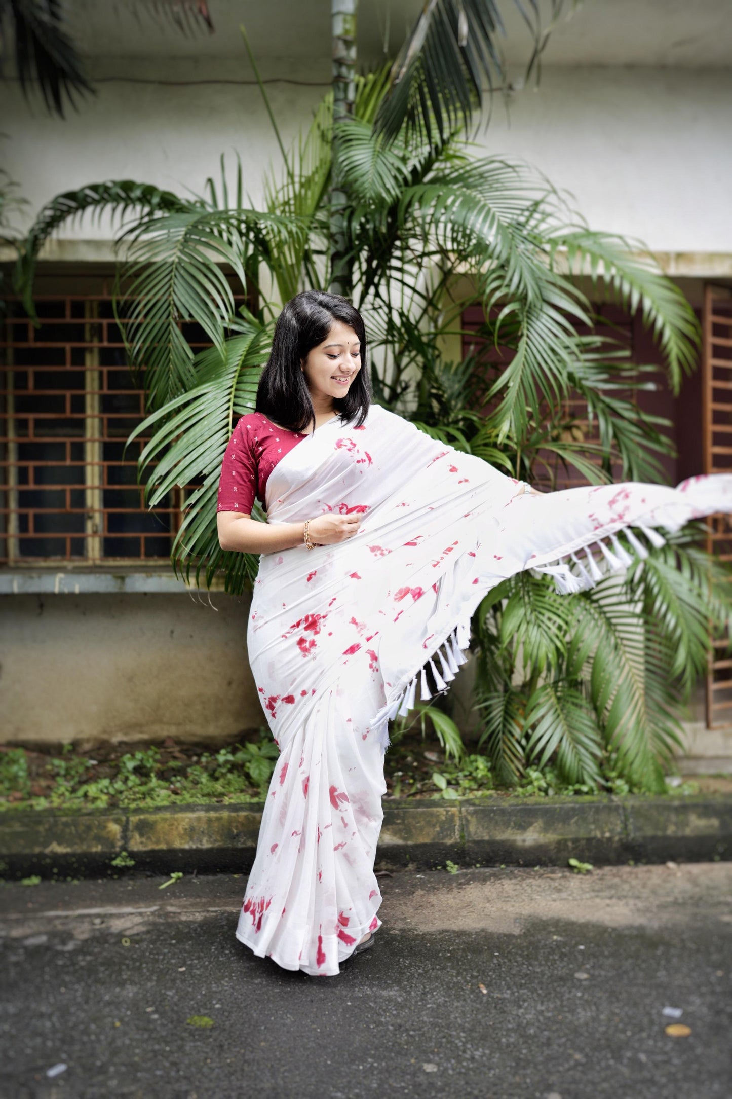 Red Poly Georgette Tie and Dye Saree with Unstitched Blouse - Hiral Fashion | Swadesiicart