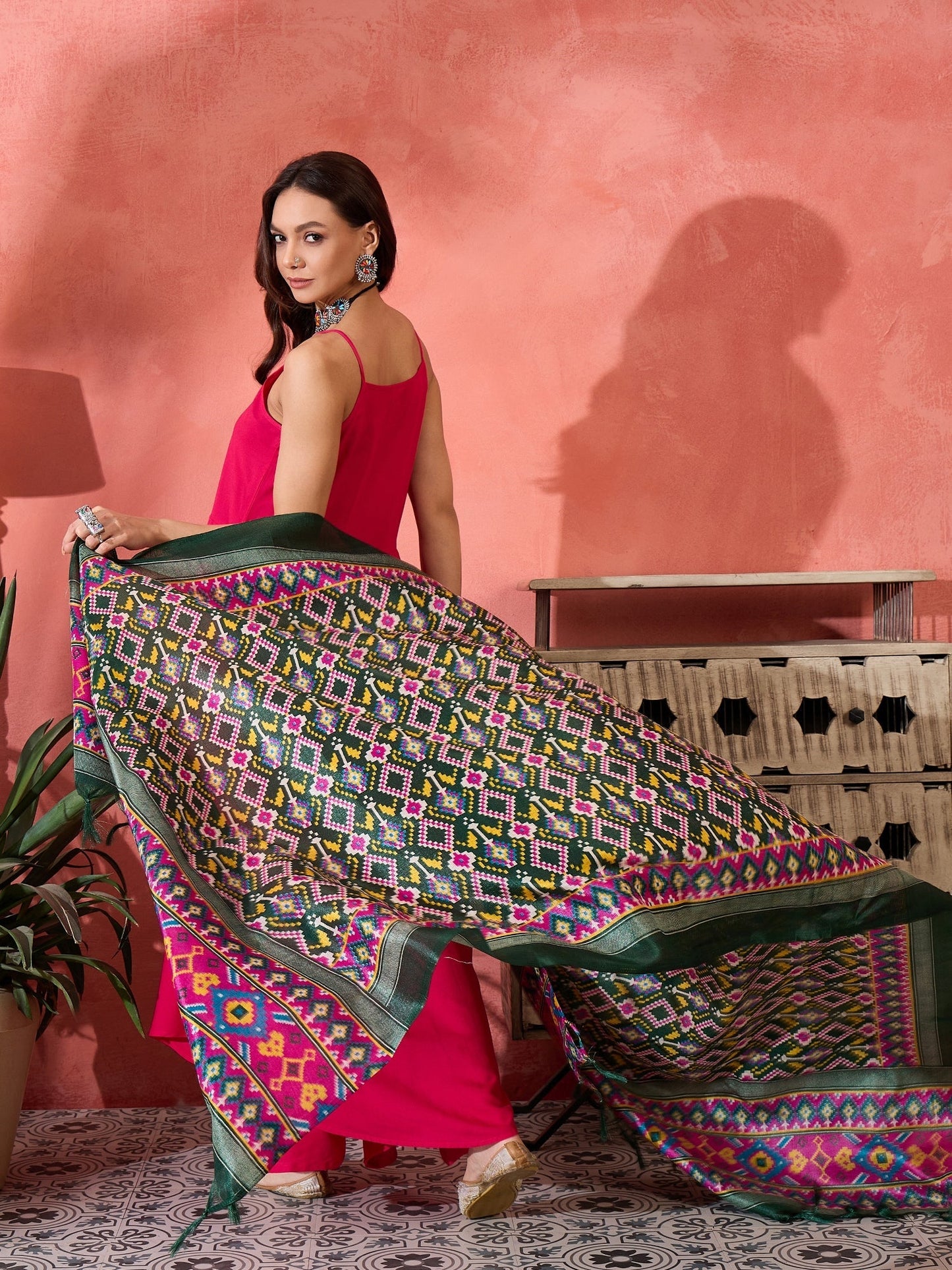InWeave Fuchsia Strappy Kurta Set Green Patola Dupatta - Swadesiicart