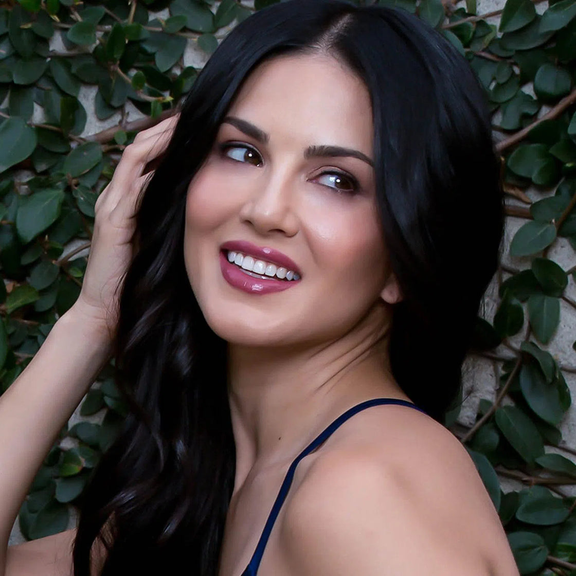Star Struck By Sunny Leone Liquid Lip Color - Sugar Plum | Swadesiicart
