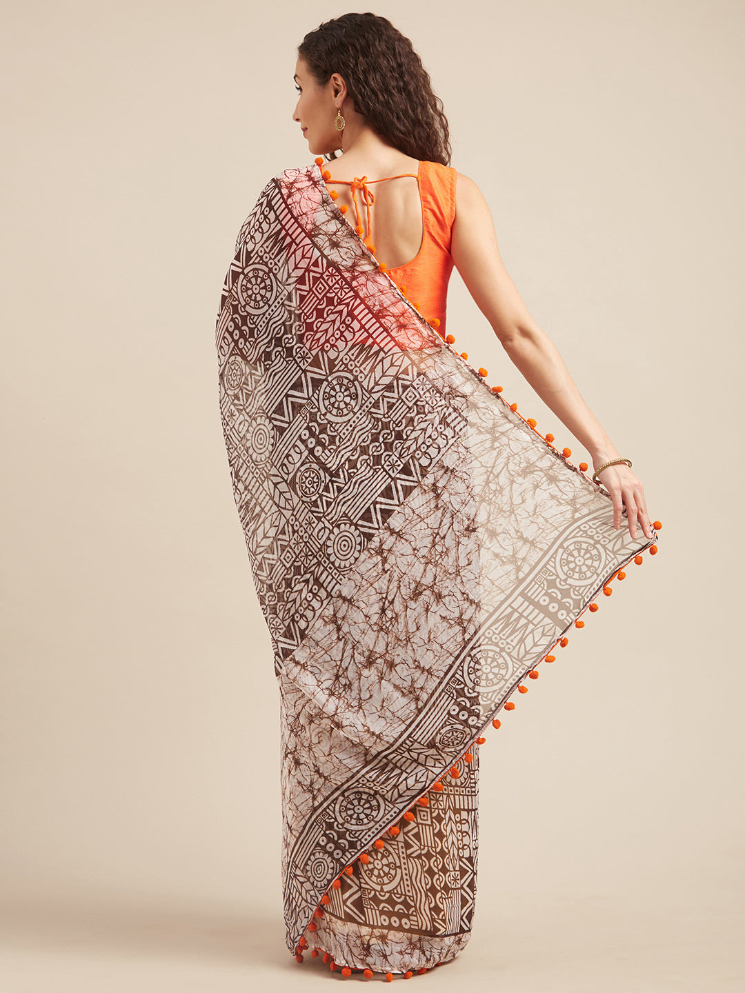 Tikhi Imli Brown & White Poly Georgette Printed Saree | Swadesiicart