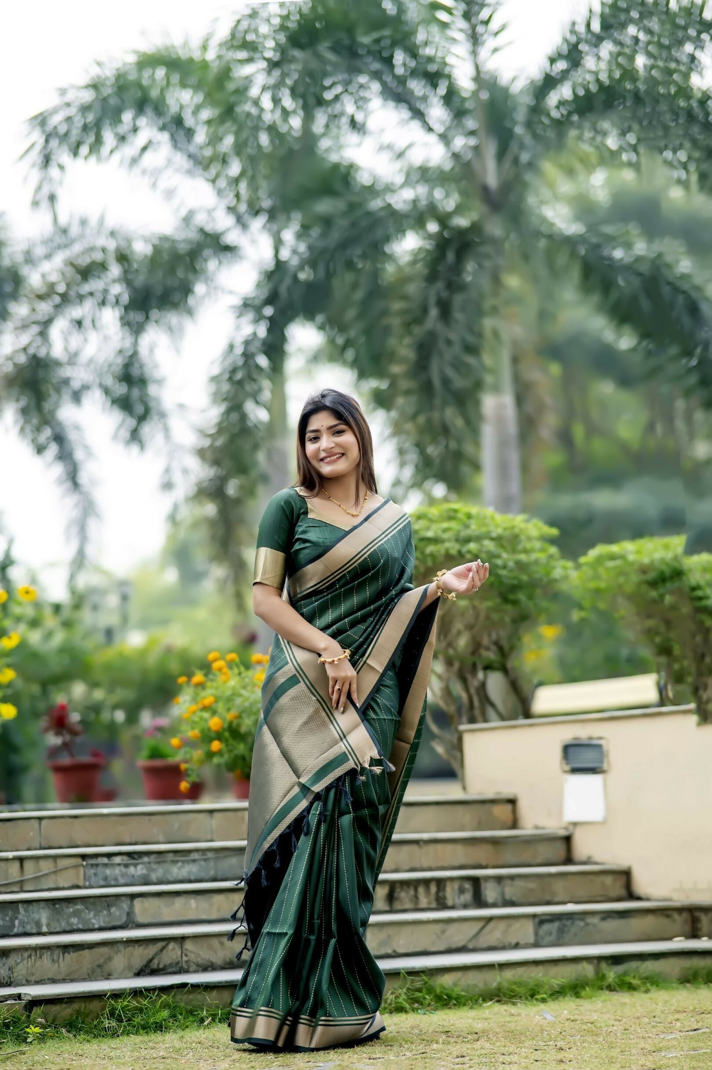 Vishnu Weaves Women's Green Raw Silk Saree with Blouse - Swadesiicart