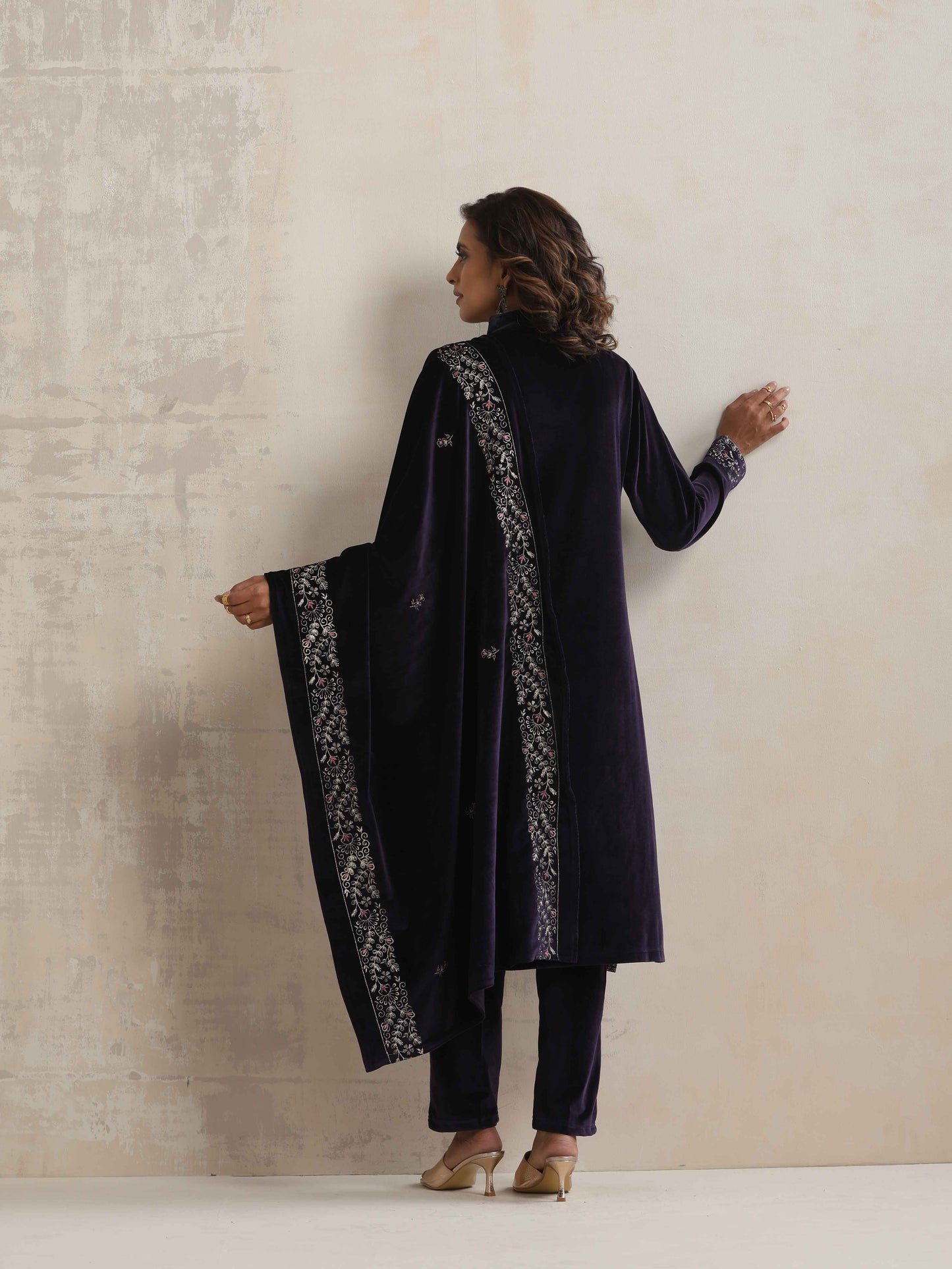 trueBrowns Purple Velvet Embroidered Kurta Pant Dupatta Set | Swadesiicart