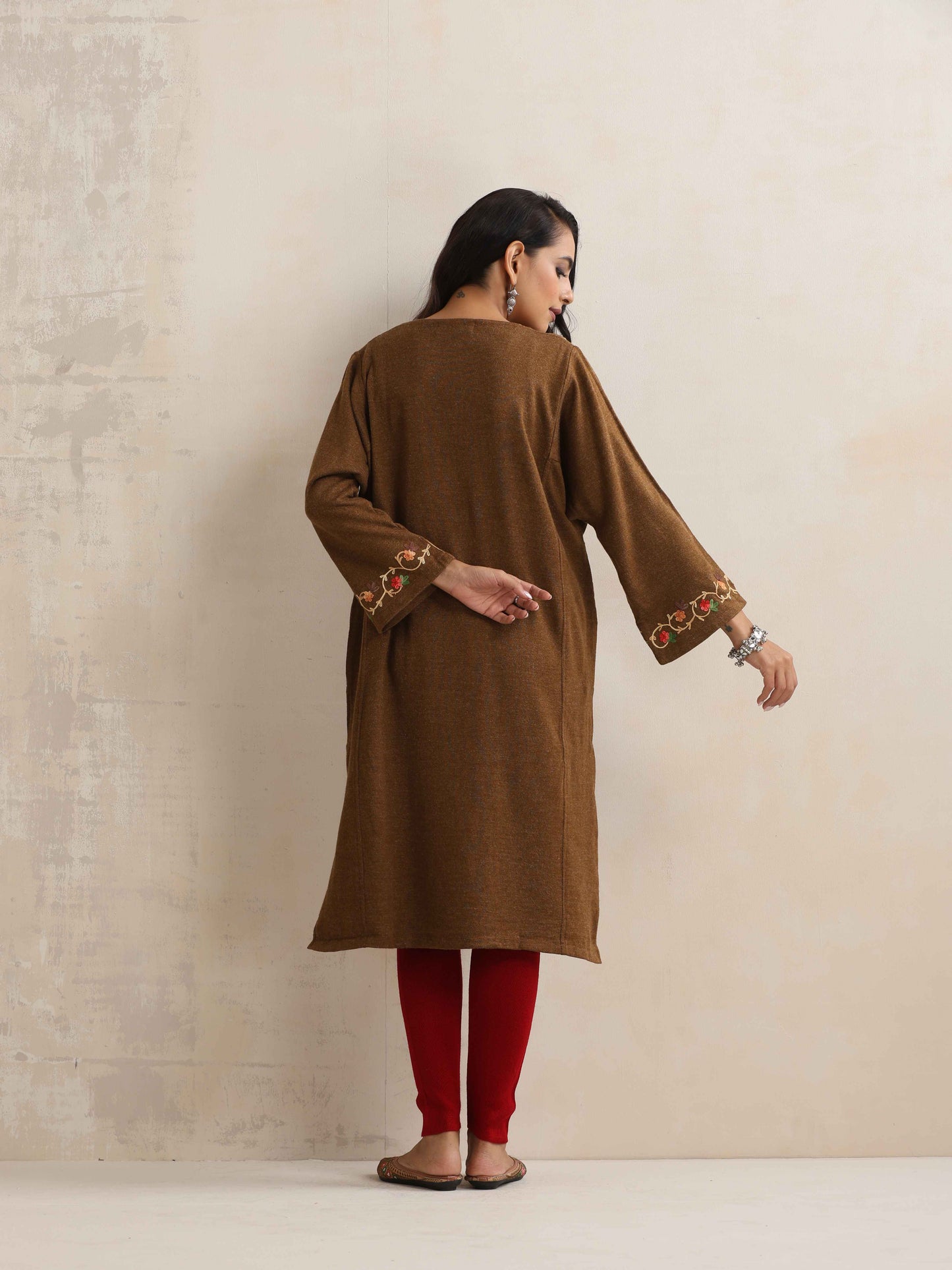 trueBrowns Brown Kashmiri Floral Embroidered Woollen Phiran Kurta | Swadesiicart