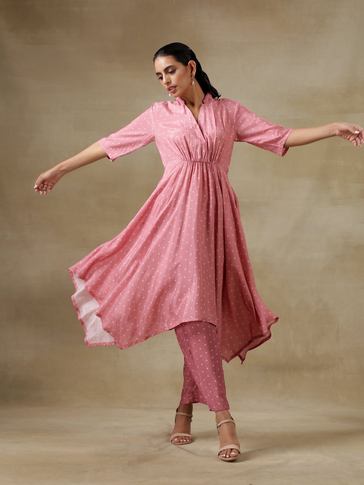 trueBrowns Light Mauve Bandhani Printed Silk Handkerchief Kurta Pant Set | Swadesiicart