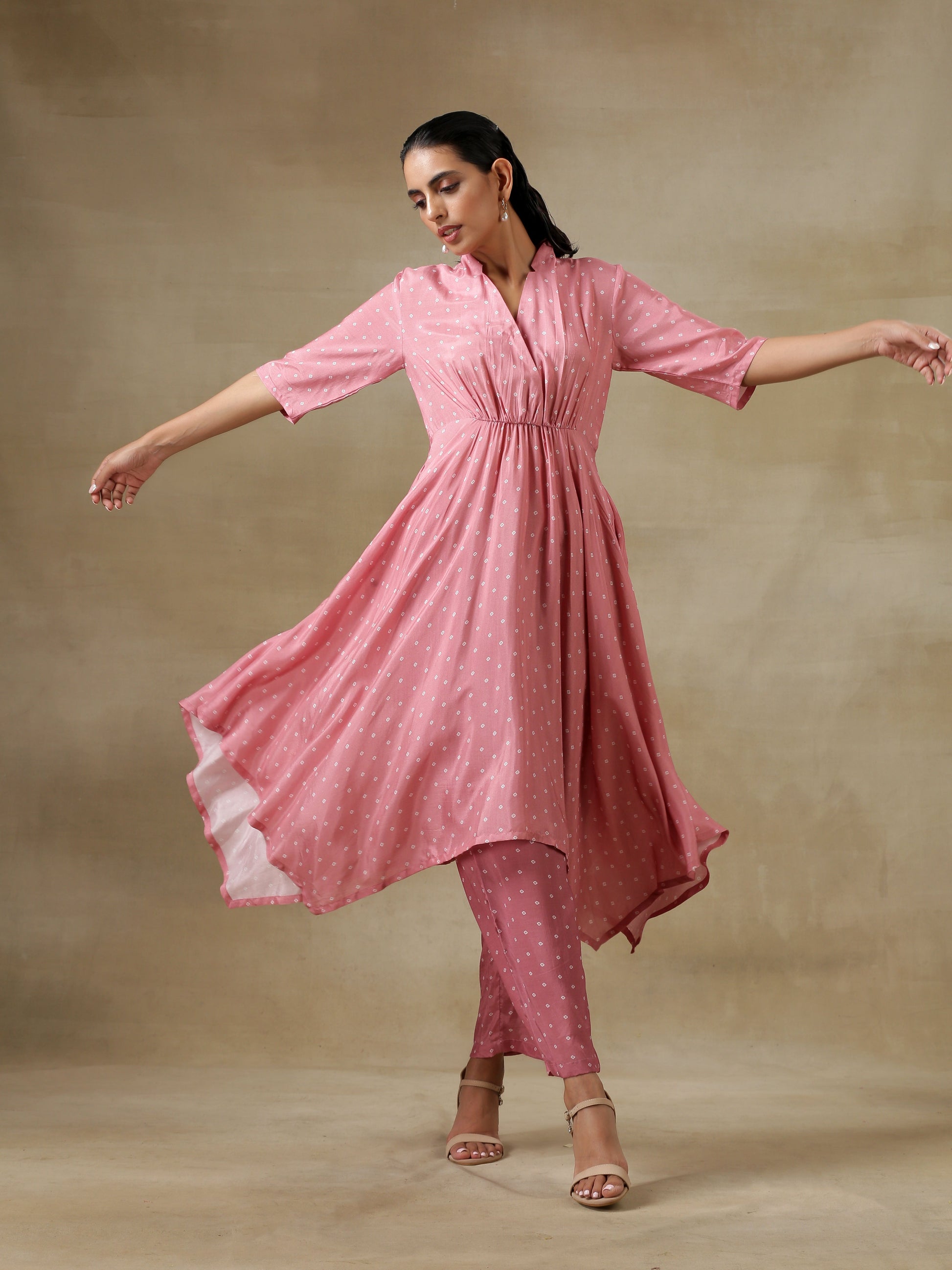 trueBrowns Light Mauve Bandhani Printed Silk Handkerchief Kurta Pant Set | Swadesiicart