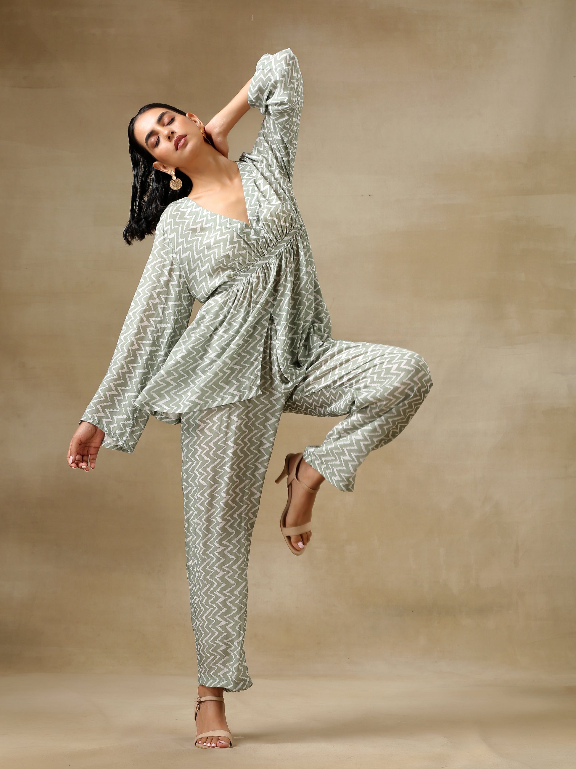 trueBrowns Light Green Bandhani Printed Silk V-Neck Co-Ord Set - Swadesiicart