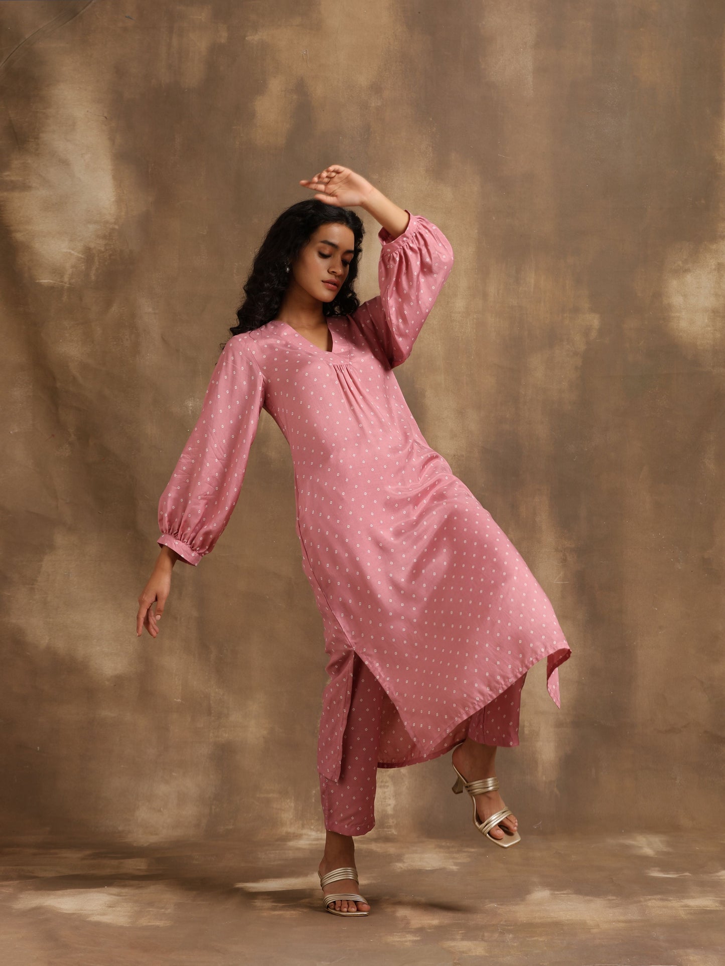 trueBrowns Light Mauve Bandhani Printed Silk Kurta Pant Set | Swadesiicart