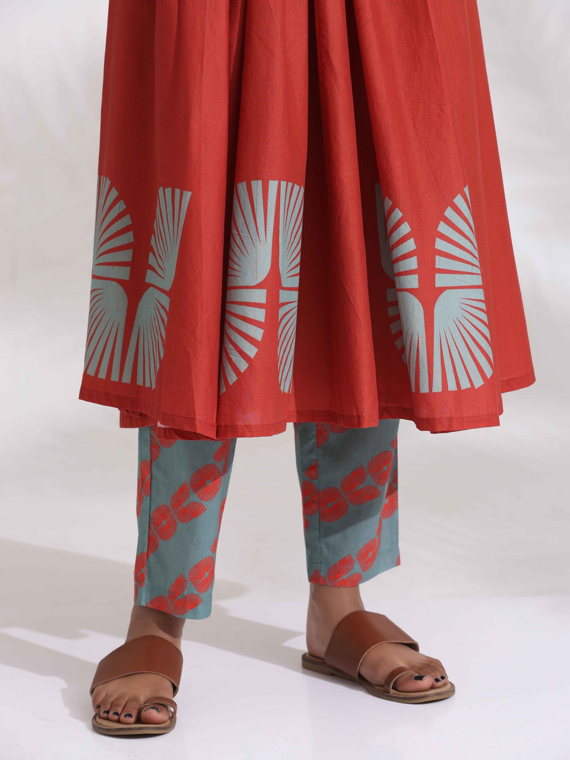 trueBrowns Red Cotton Print Flared Kurta Set | Swadesiicart