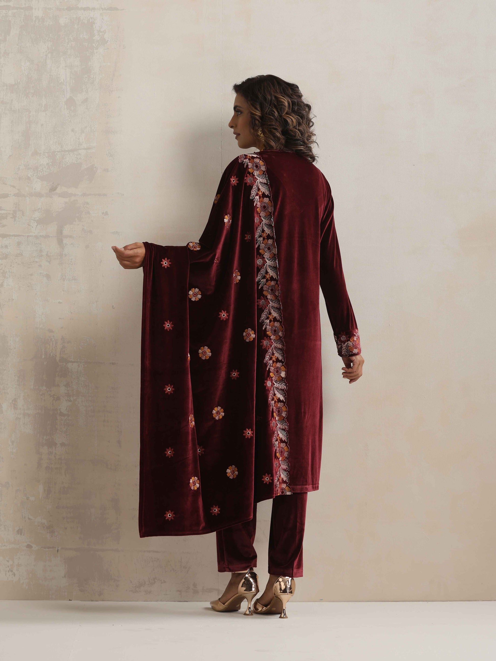 trueBrowns Maroon Velvet Floral Embroidered Kurta Pant Dupatta Set | Swadesiicart