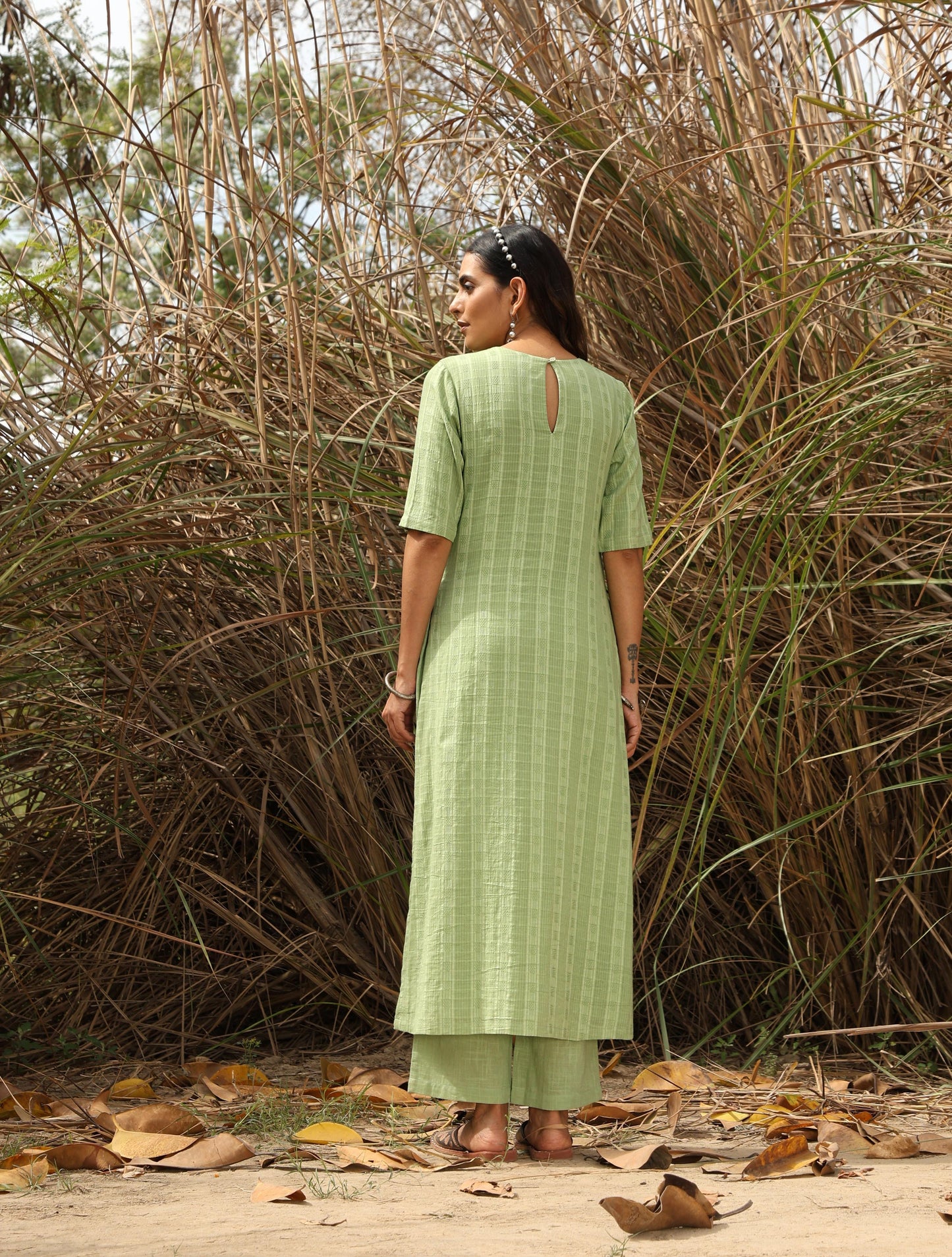 trueBrowns Green Cotton Dobby Embroidered Kurta Set | Swadesiicart