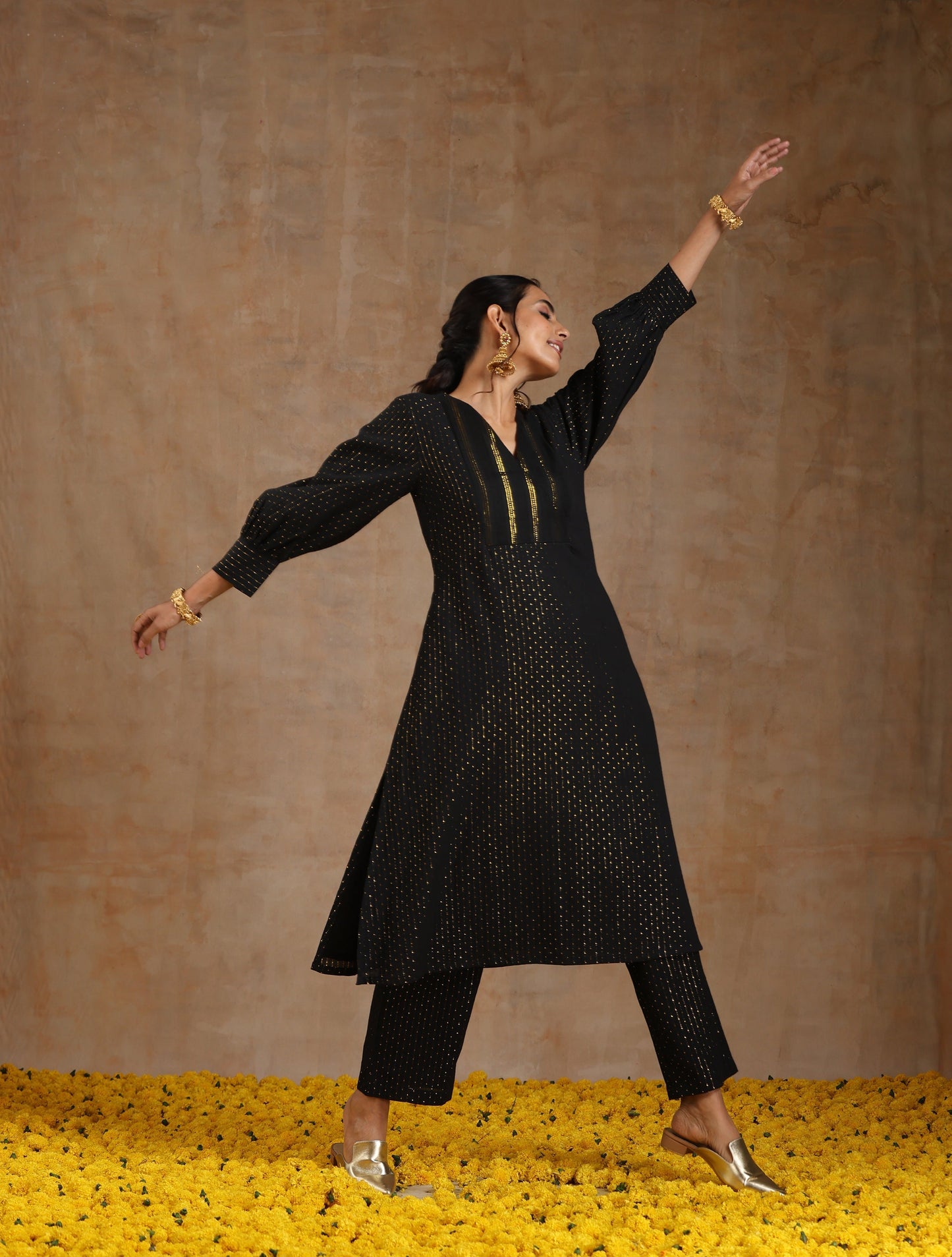 trueBrowns Black Gold Cotton Overlap Yoke Kurta Set | Swadesiicart