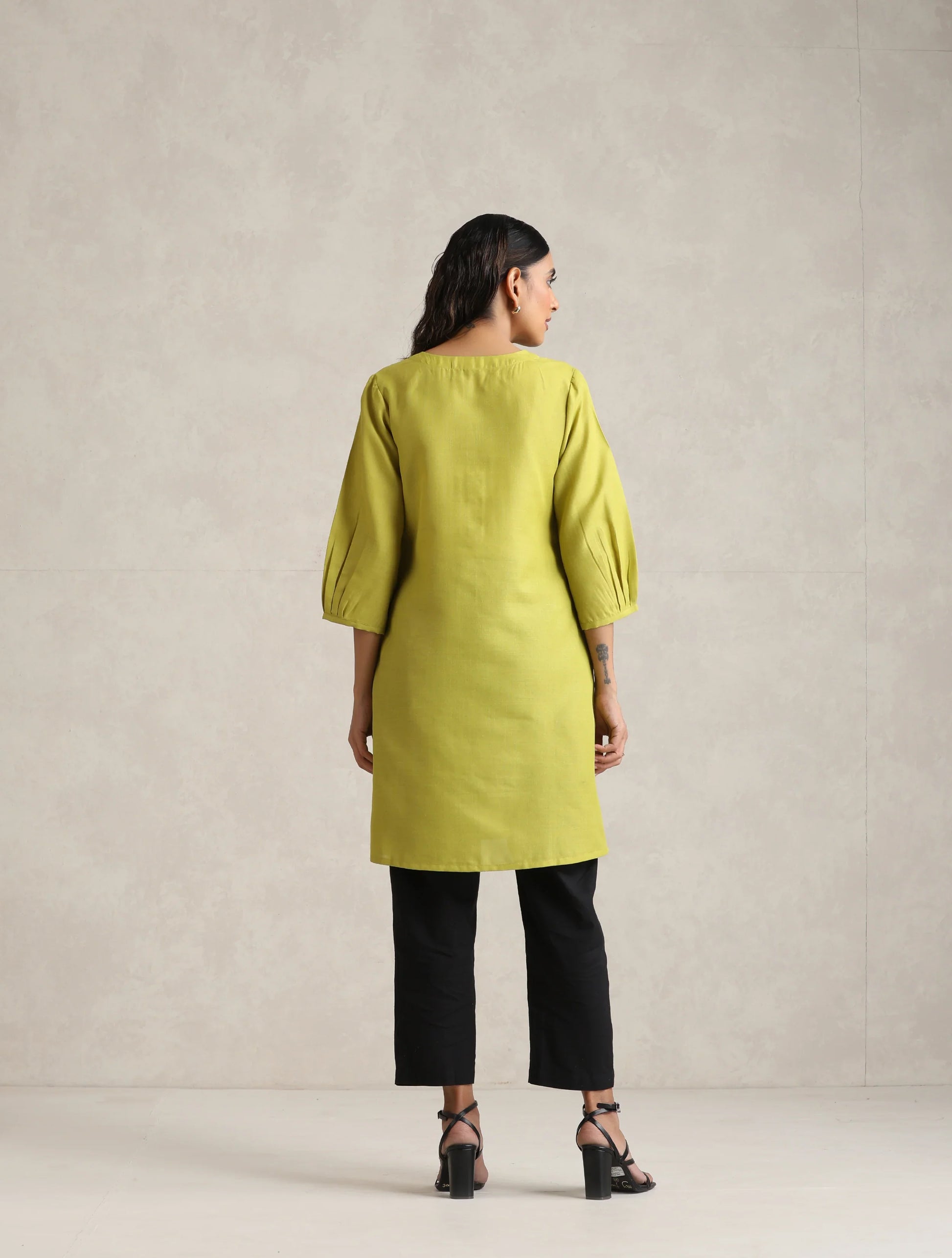 trueBrowns Green Cotton Blend Short Kurta | Swadesiicart