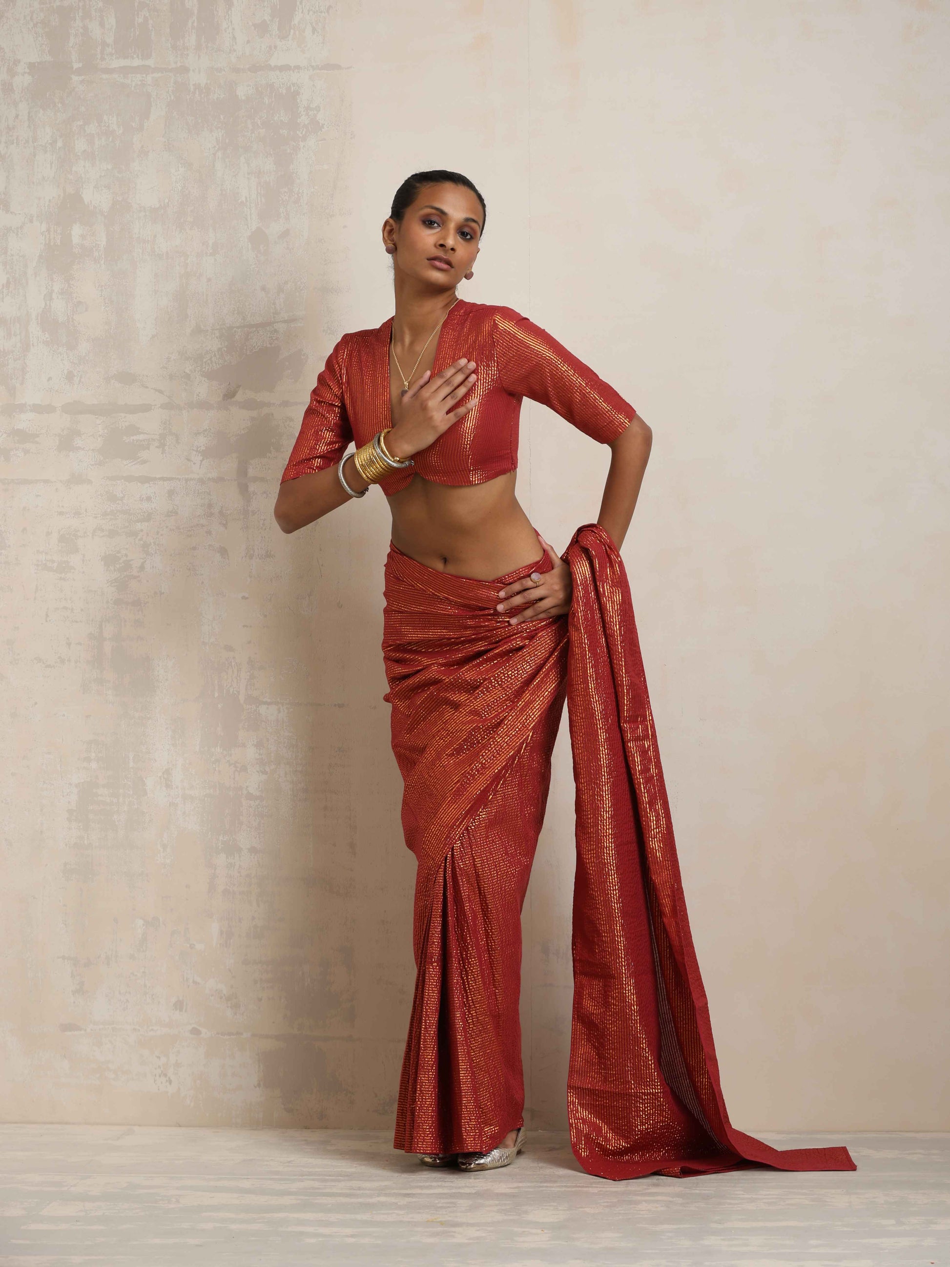 trueBrowns Maroon Gold Metallic Ready To Wear Saree | Swadesiicart