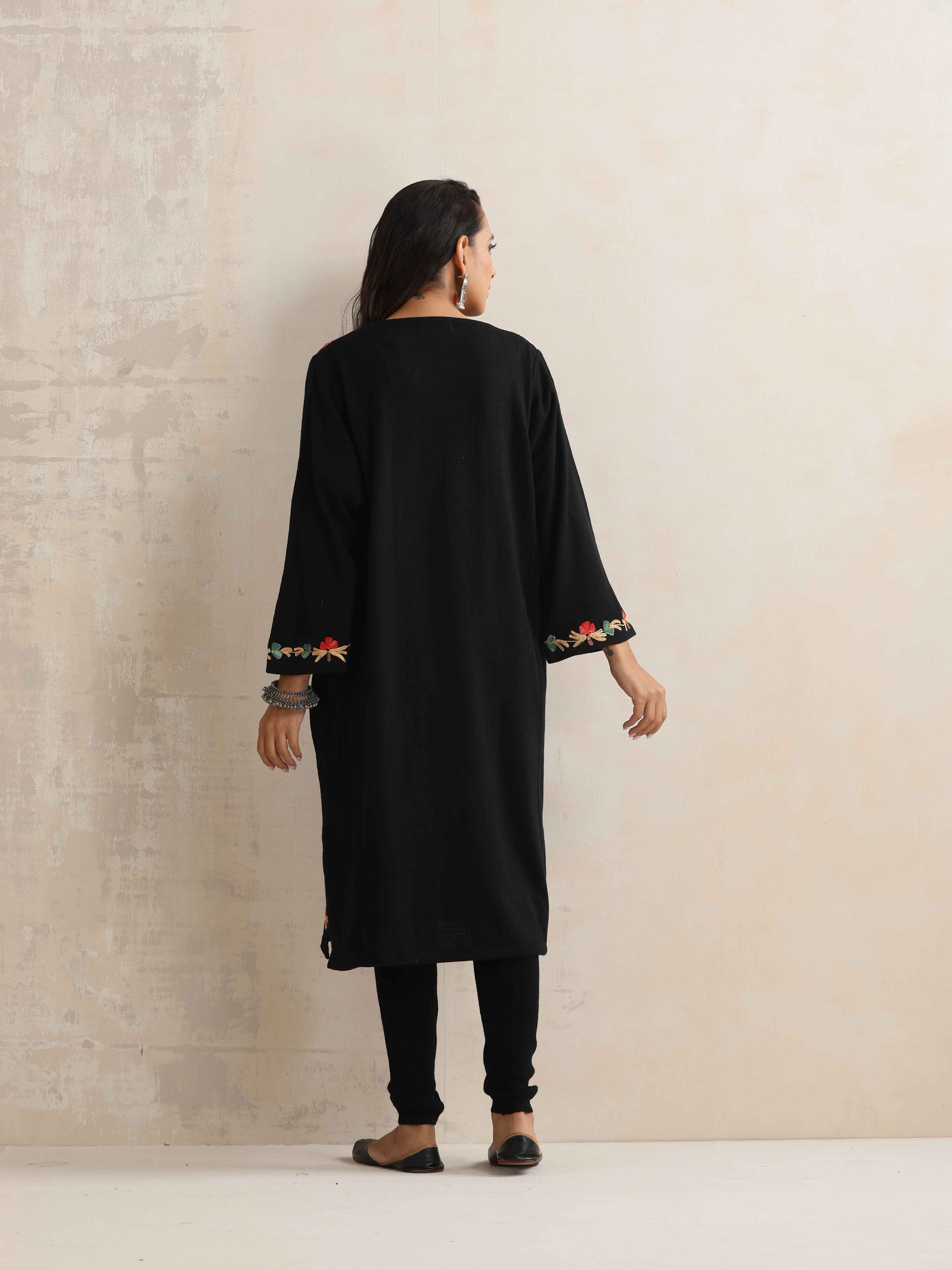 trueBrowns Black Kashmiri Embroidered Woollen Phiran Kurta | Swadesiicart