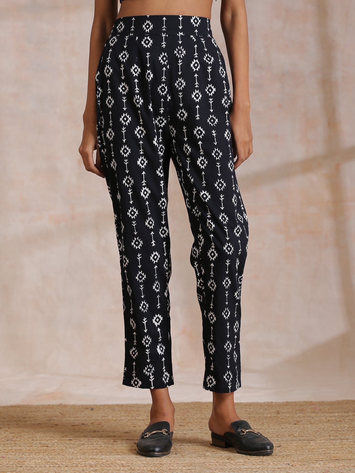 trueBrowns Black White Geometric Print Cotton Pant Suit Set | Swadesiicart