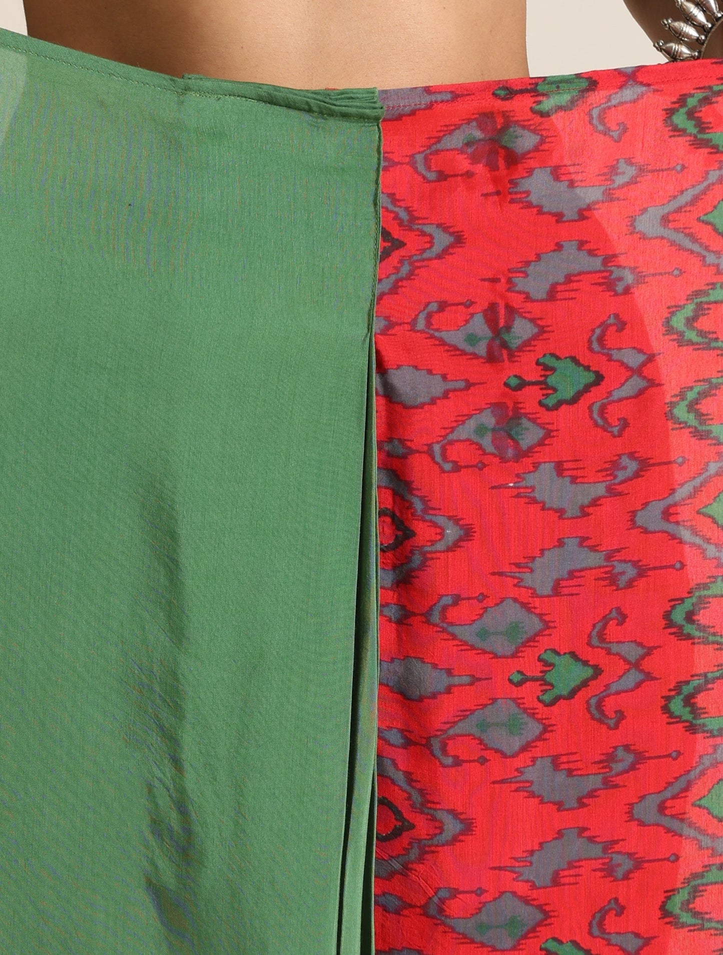 trueBrowns Red Muslin Ikat Saree | Swadesiicart