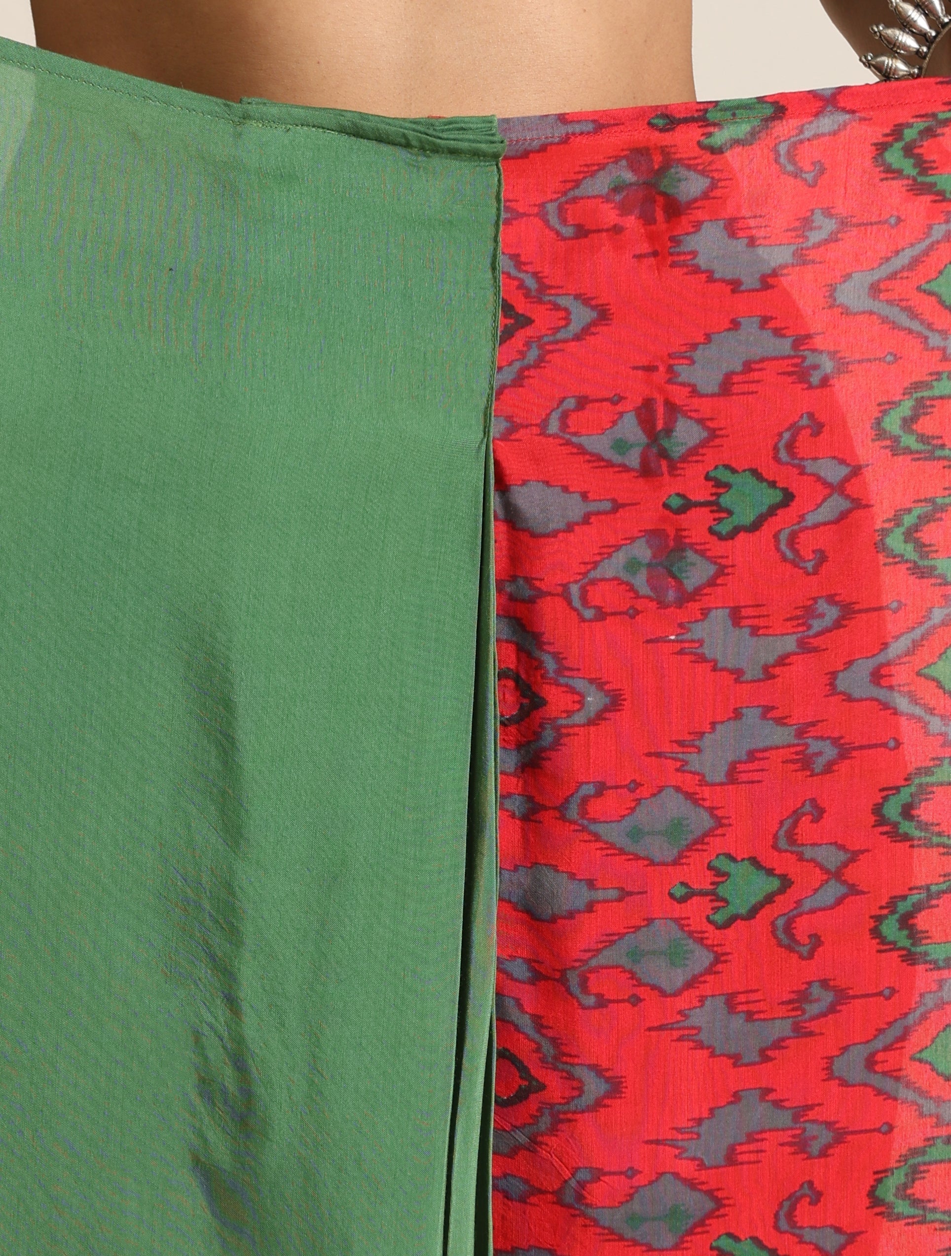 trueBrowns Red Muslin Ikat Saree | Swadesiicart