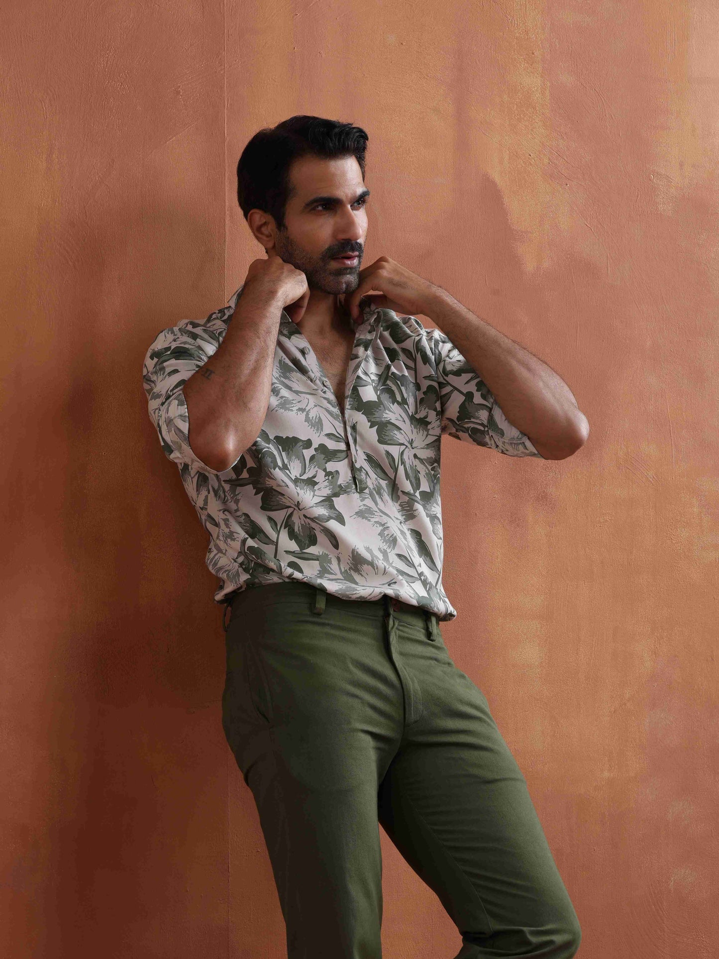 trueBrowns Men's Off White Printed Short Kurta | Swadesiicart