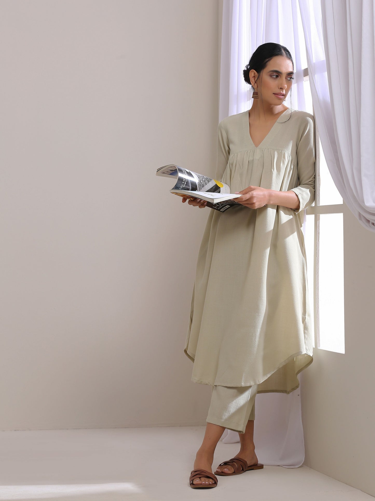 trueBrowns Light Grey Slub Gathered Kurta Pant Set | Swadesiicart