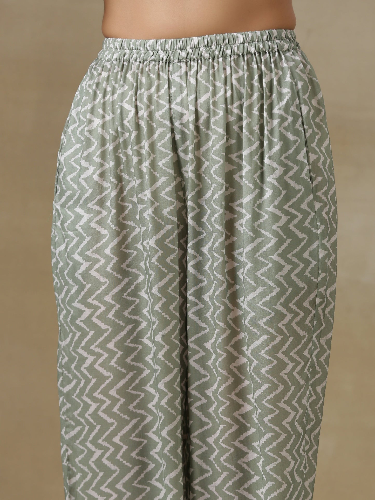 trueBrowns Light Green Bandhani Printed Silk High Slit Kurta Pant Set | Swadesiicart