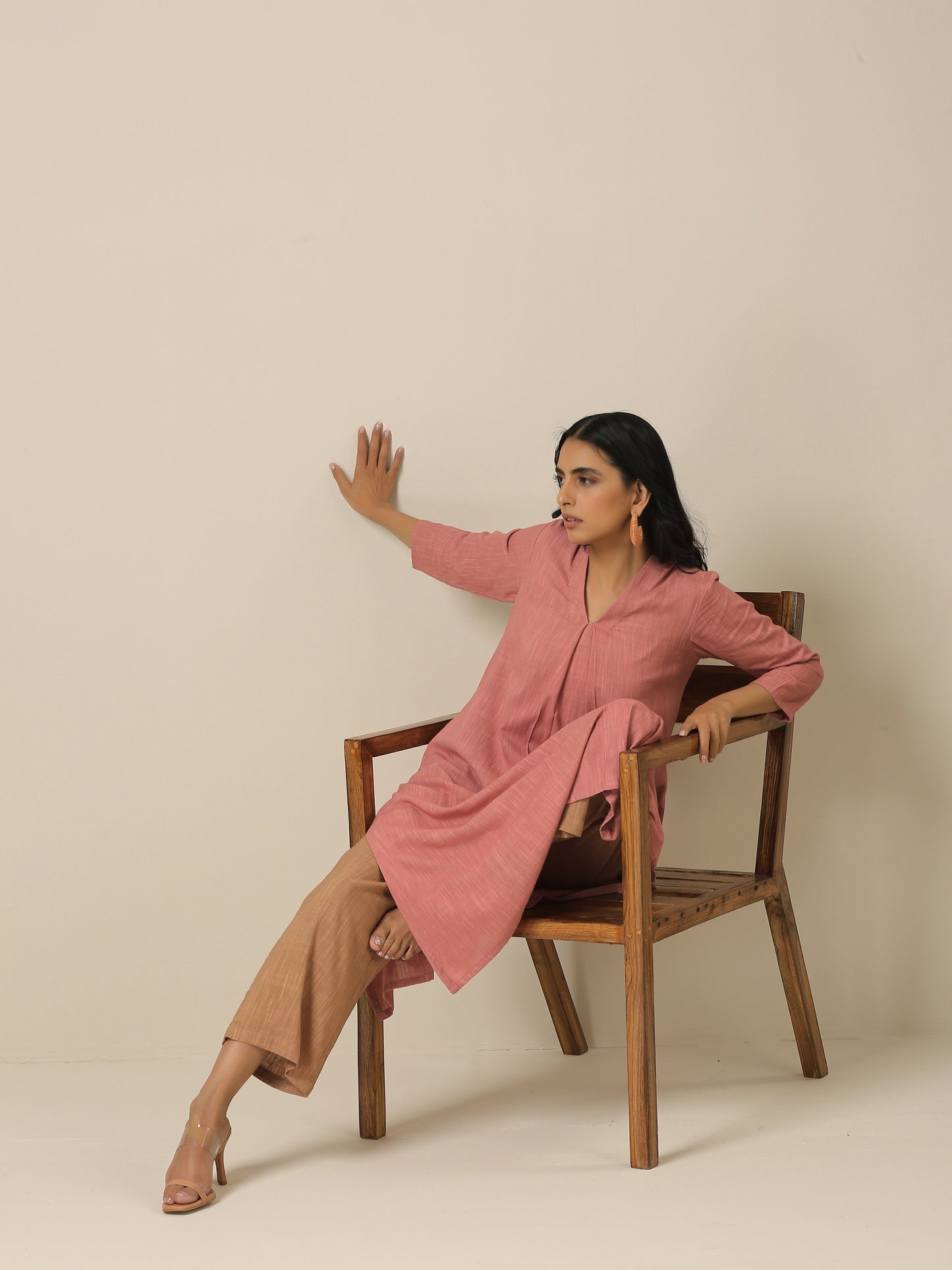 trueBrowns Light Mauve Slub Texture Neck Pleat Kurta Pant Set | Swadesiicart
