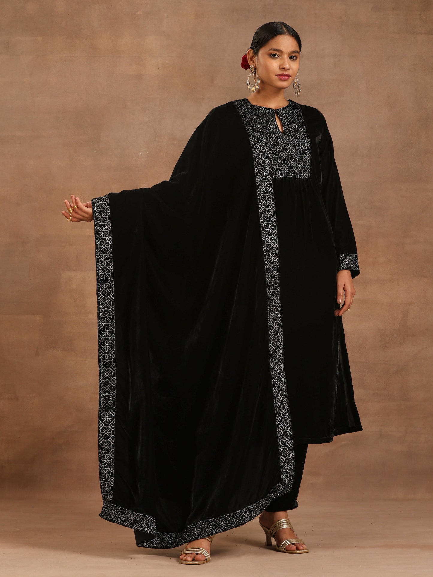 trueBrowns Black Velvet Embroidered Kurta | Swadesiicart