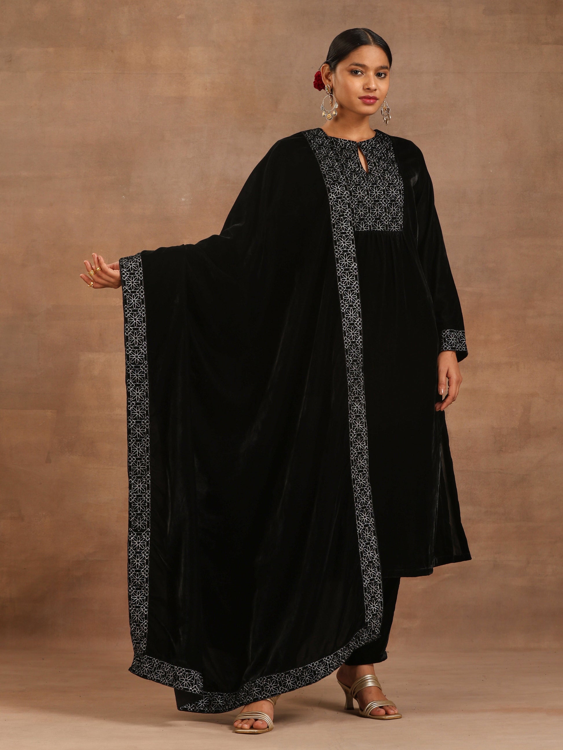 trueBrowns Black Velvet Embroidered Kurta | Swadesiicart
