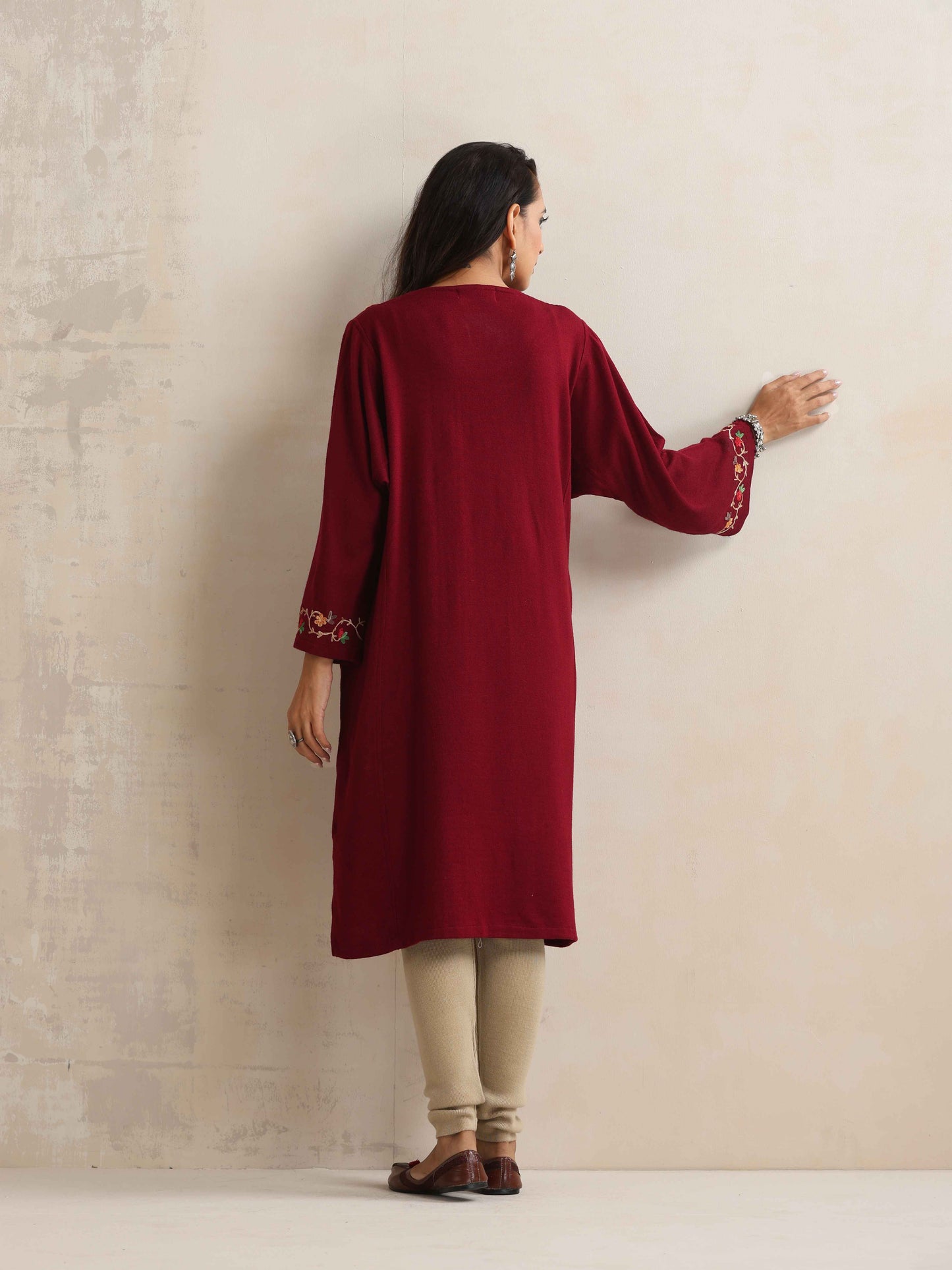 trueBrowns Maroon Kashmiri Floral Embroidered Woollen Phiran Kurta | Swadesiicart