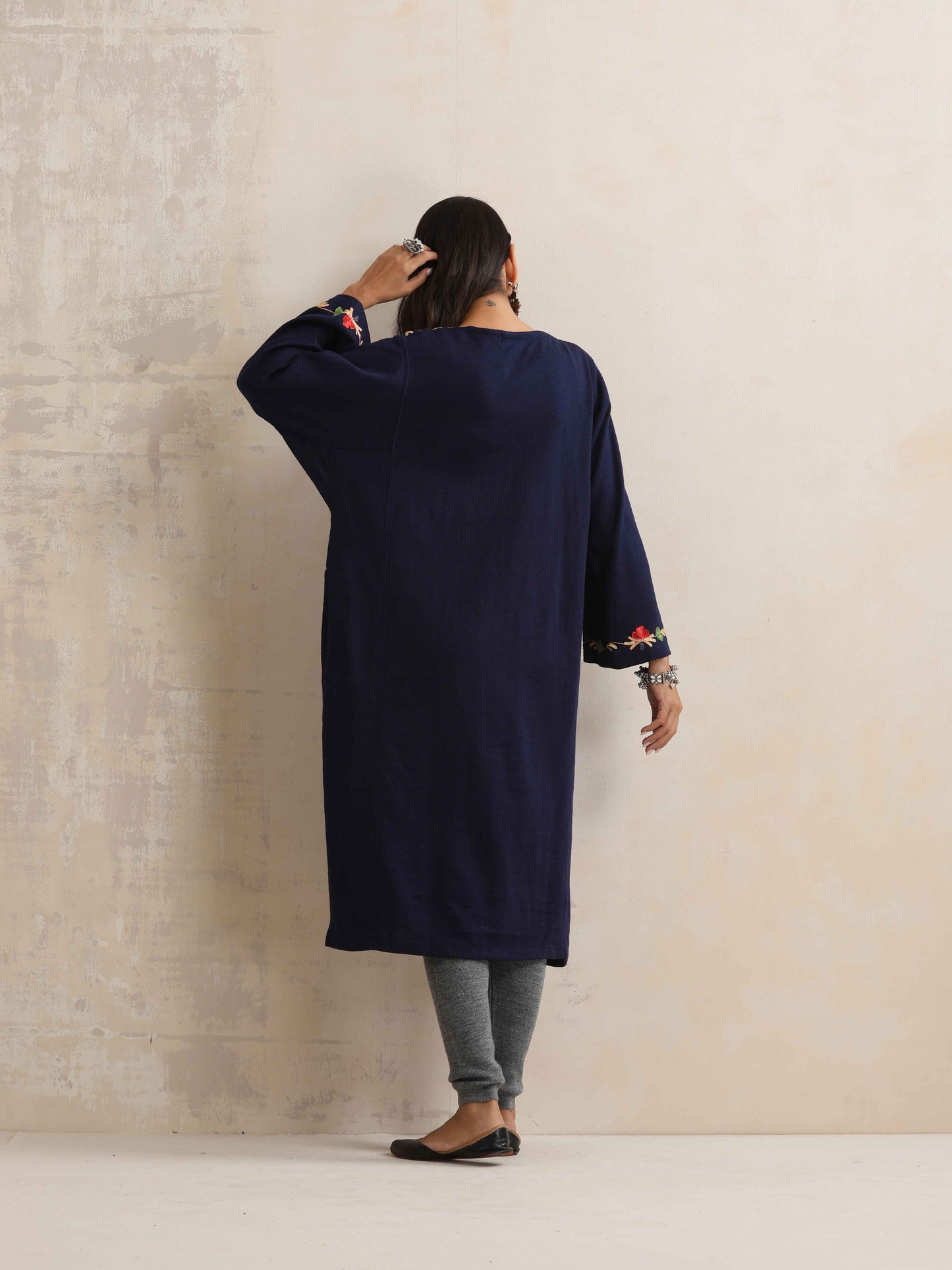 trueBrowns Blue Kashmiri Embroidered Woollen Phiran Kurta | Swadesiicart