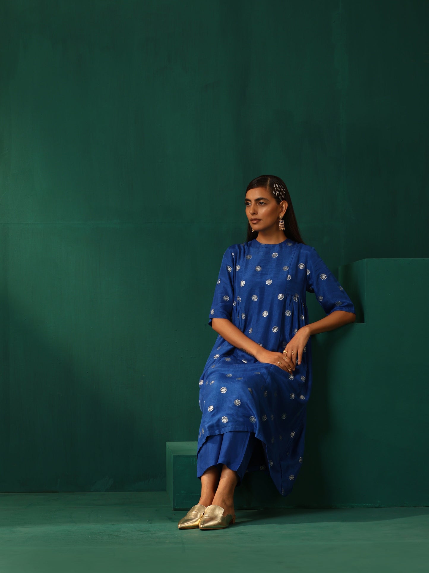 trueBrowns Royal Blue Geometric Floral Viscose Silk Side Gathered Kurta Pant Set | Swadesiicart