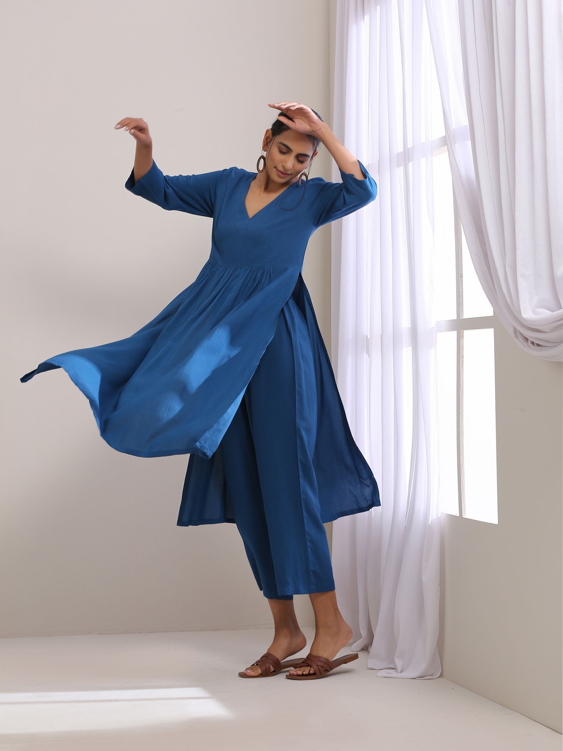 trueBrowns Classic Blue Dobby High Slit Gathered Kurta Set | Swadesiicart
