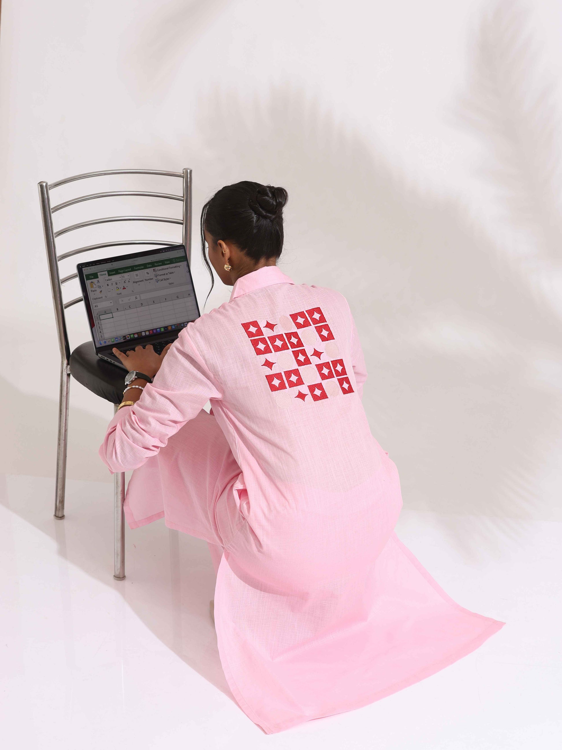 trueBrowns Pink Cotton Embroidered Kurta Set | Swadesiicart