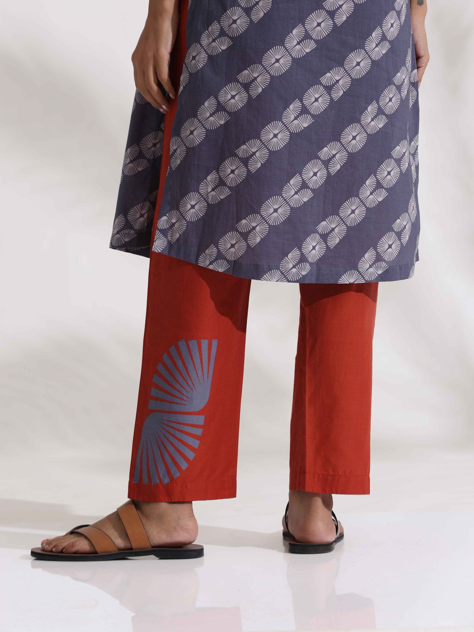 trueBrowns Grey Cotton Print Highslit Kurta Set | Swadesiicart