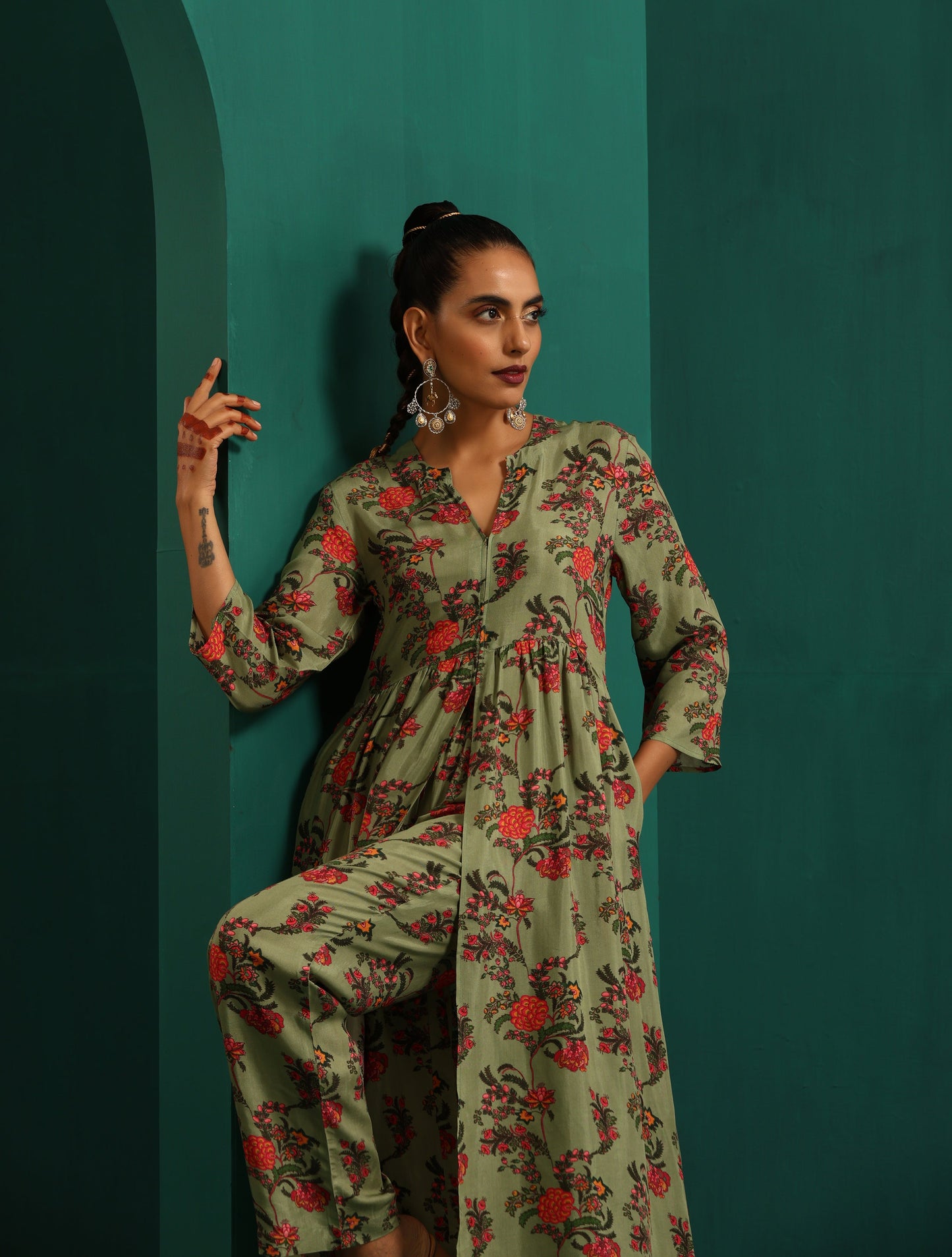 trueBrowns Green Floral Muslin Silk Printed Front Slit Kurta Pant Set | Swadesiicart