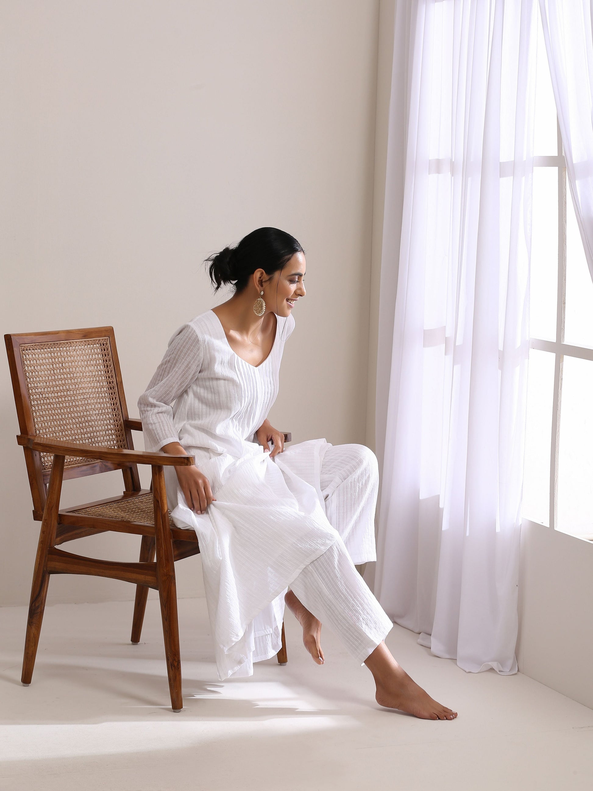 trueBrowns White Dobby Front Pleated Long Kurta Pant Set | Swadesiicart