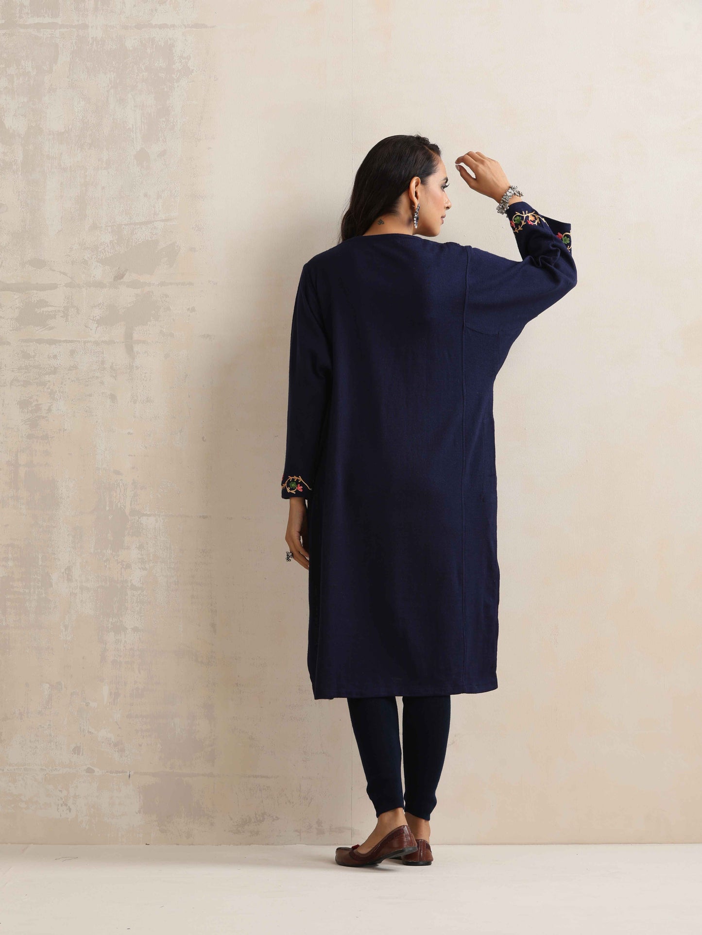 trueBrowns Blue Floral Embroidered Woollen Phiran Kurta | Swadesiicart