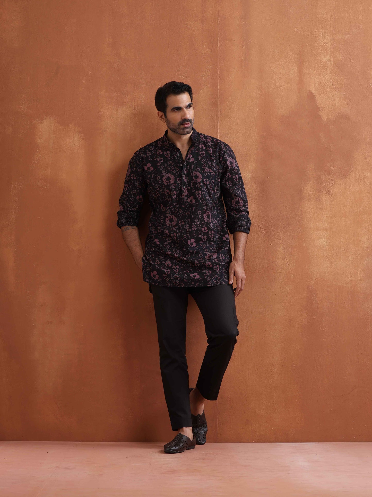 trueBrowns Men's Black Floral Printed Short Kurta | Swadesiicart
