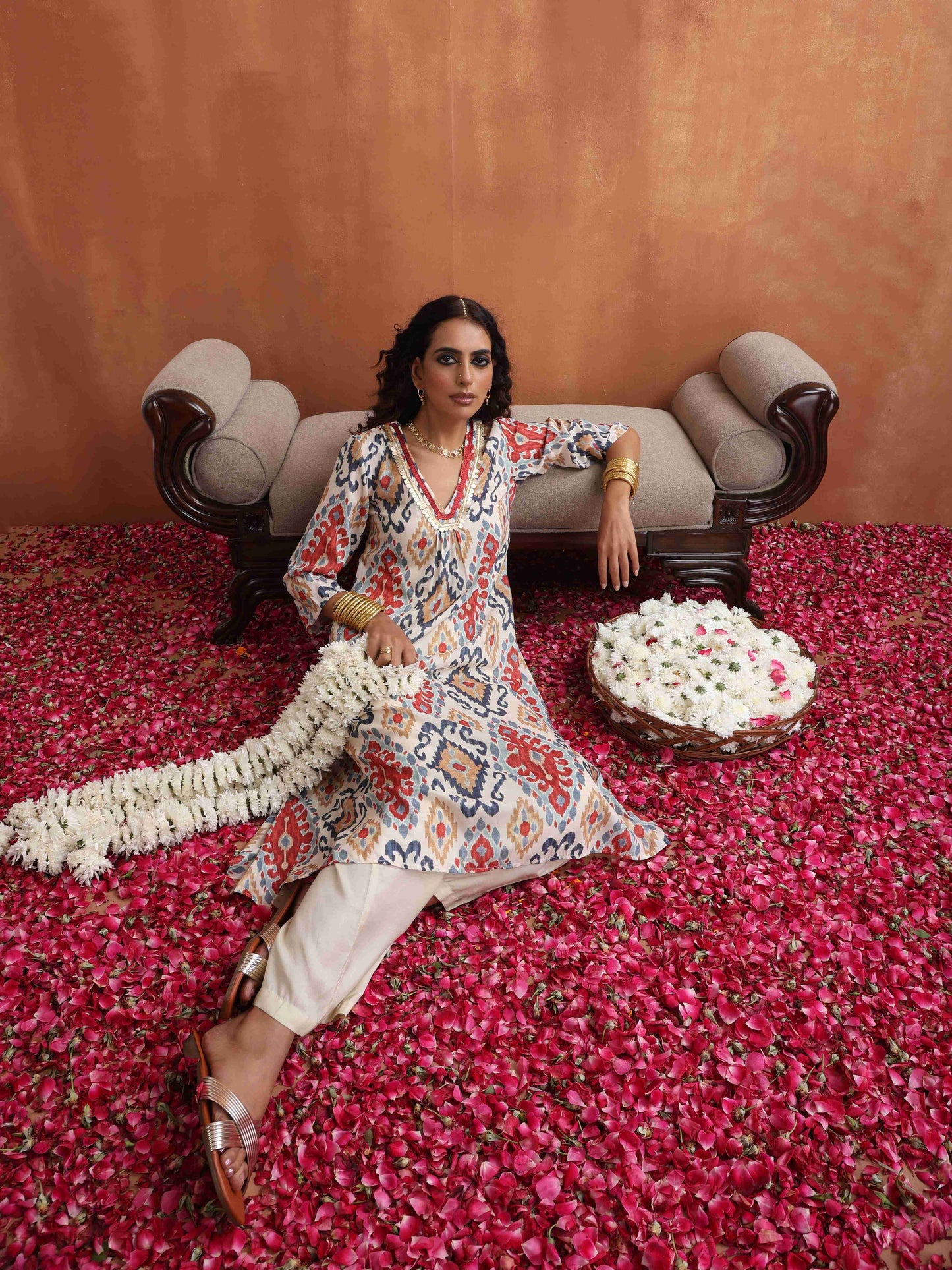 trueBrowns Off White Ikat Print Kurta Set | Swadesiicart