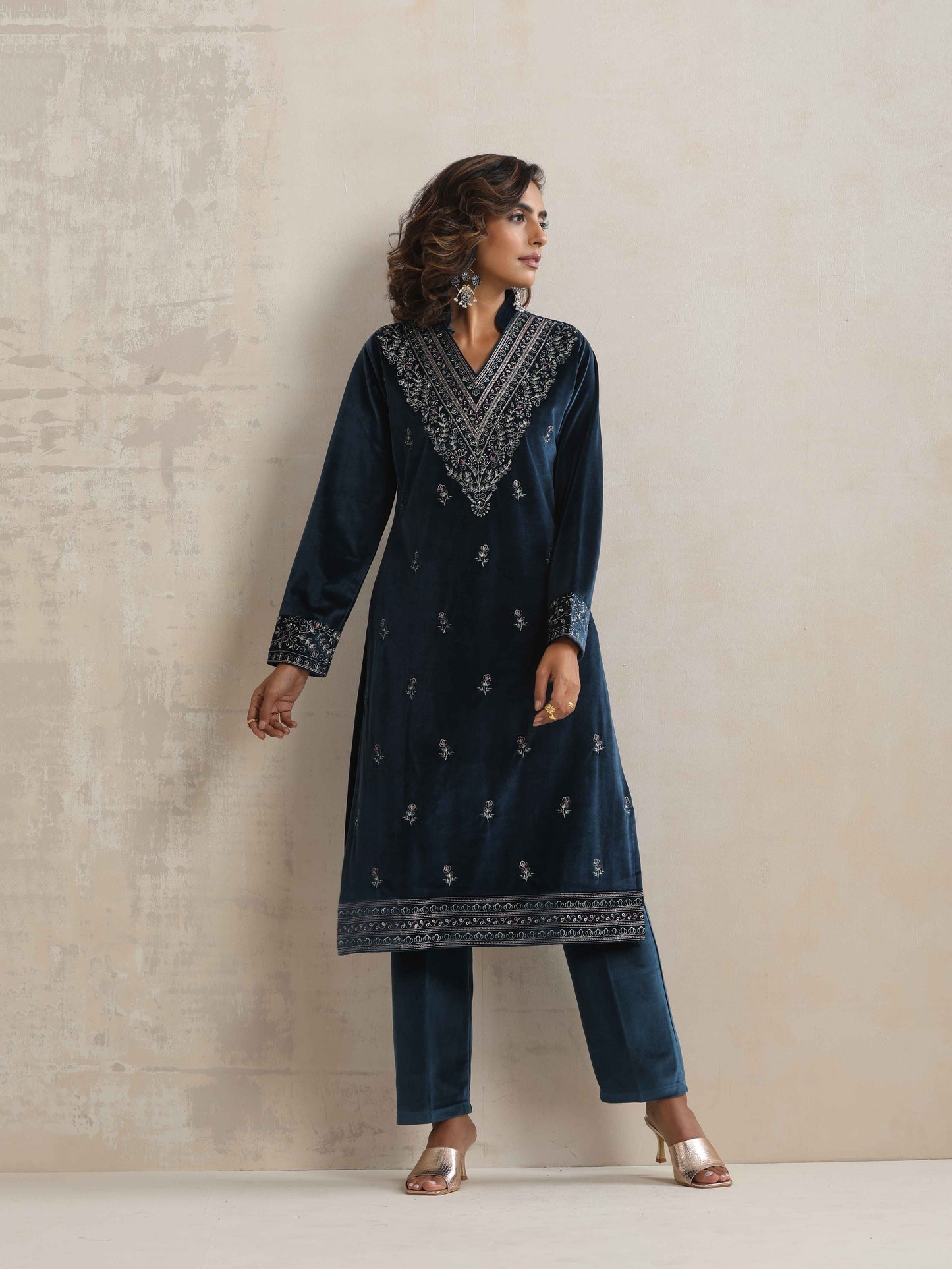 trueBrowns Blue Velvet Embroidered Kurta Pant Dupatta Set | Swadesiicart