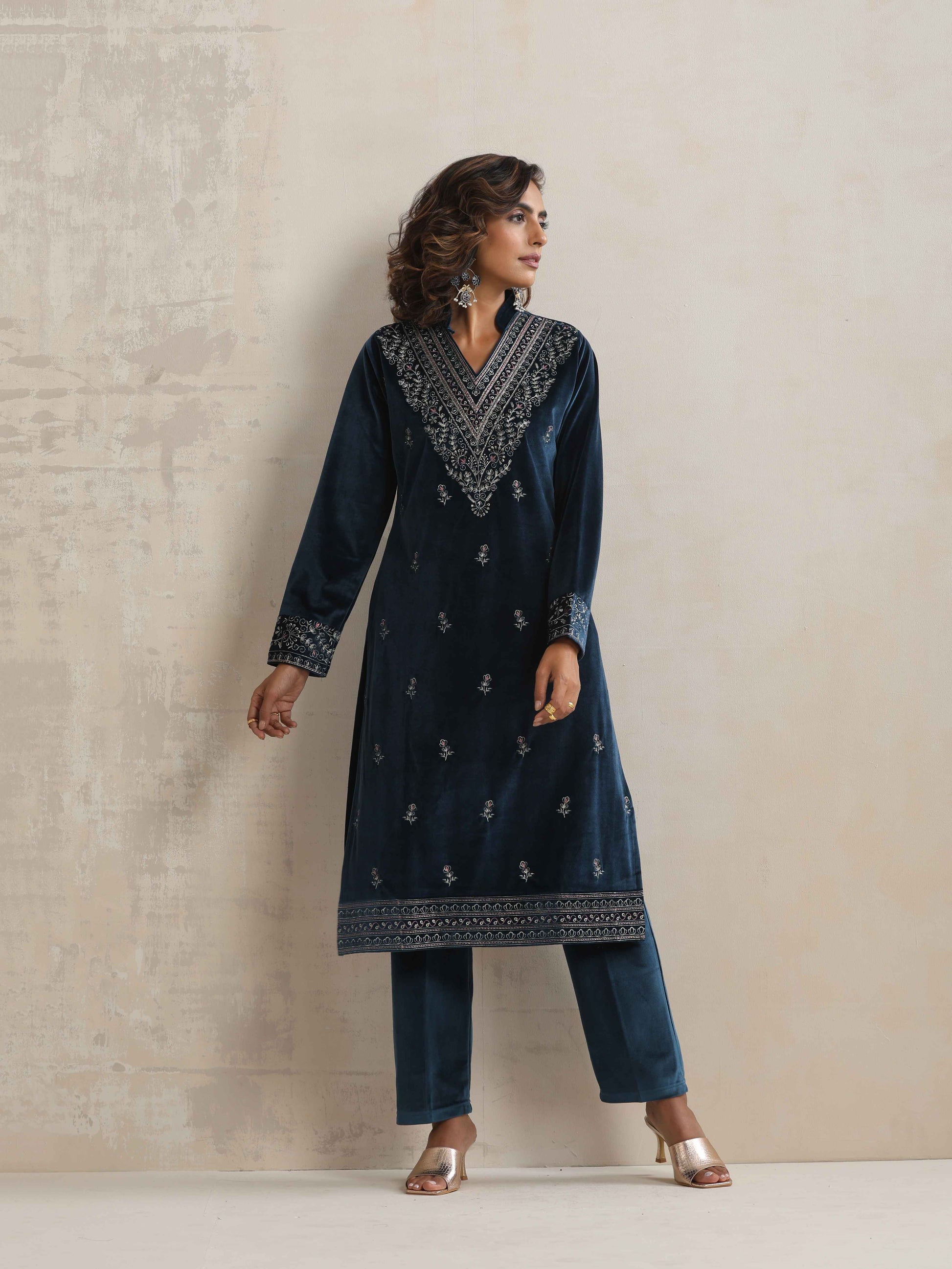 trueBrowns Blue Velvet Embroidered Kurta Pant Dupatta Set | Swadesiicart