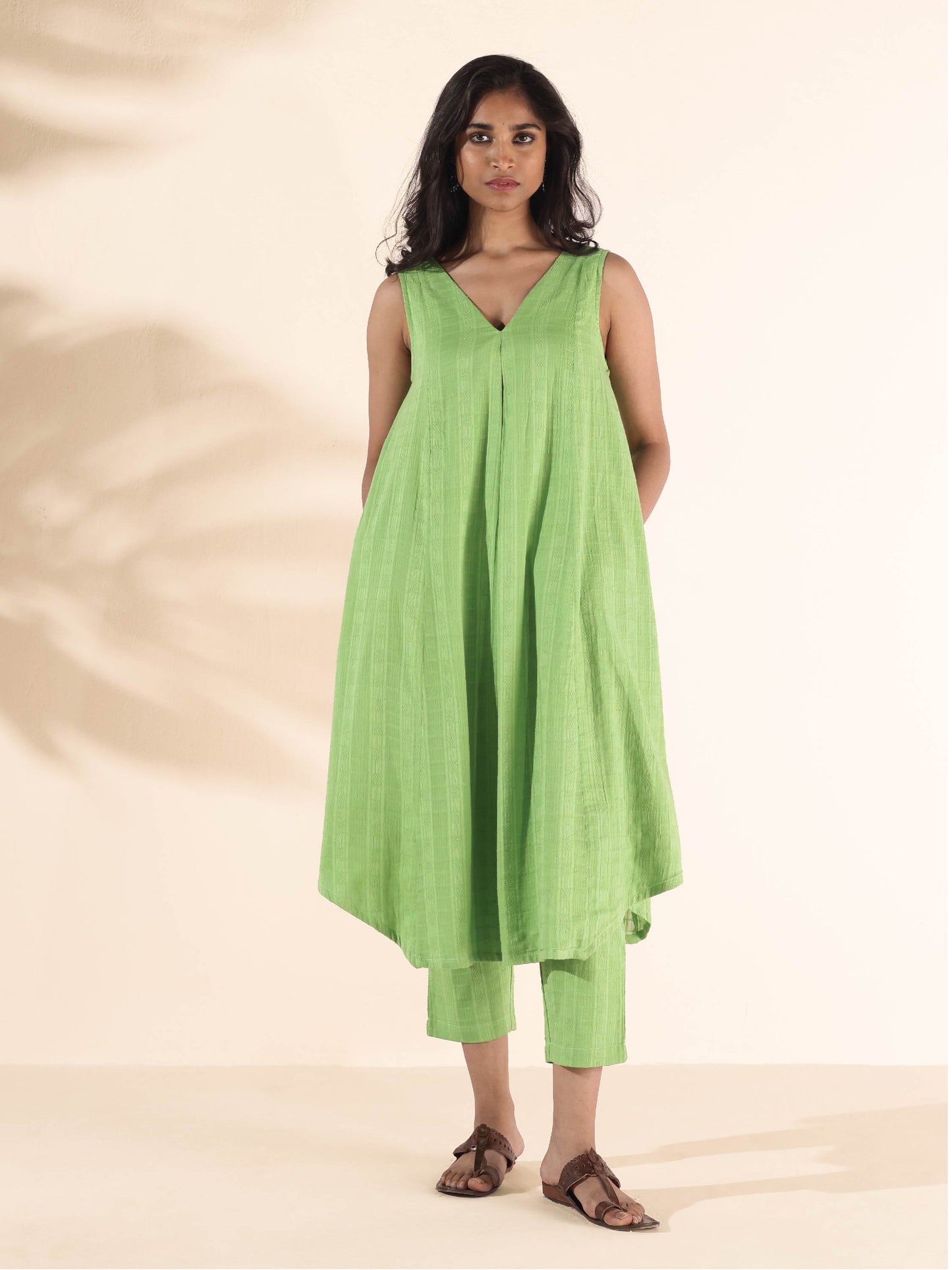 trueBrowns Green Cotton Dobby Sleeveless Kurta Pant Set | Swadesiicart