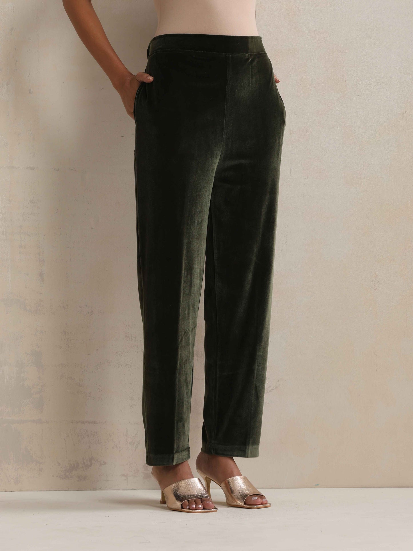 trueBrowns Green Velvet Floral Embroidered Kurta Pant Dupatta Set | Swadesiicart