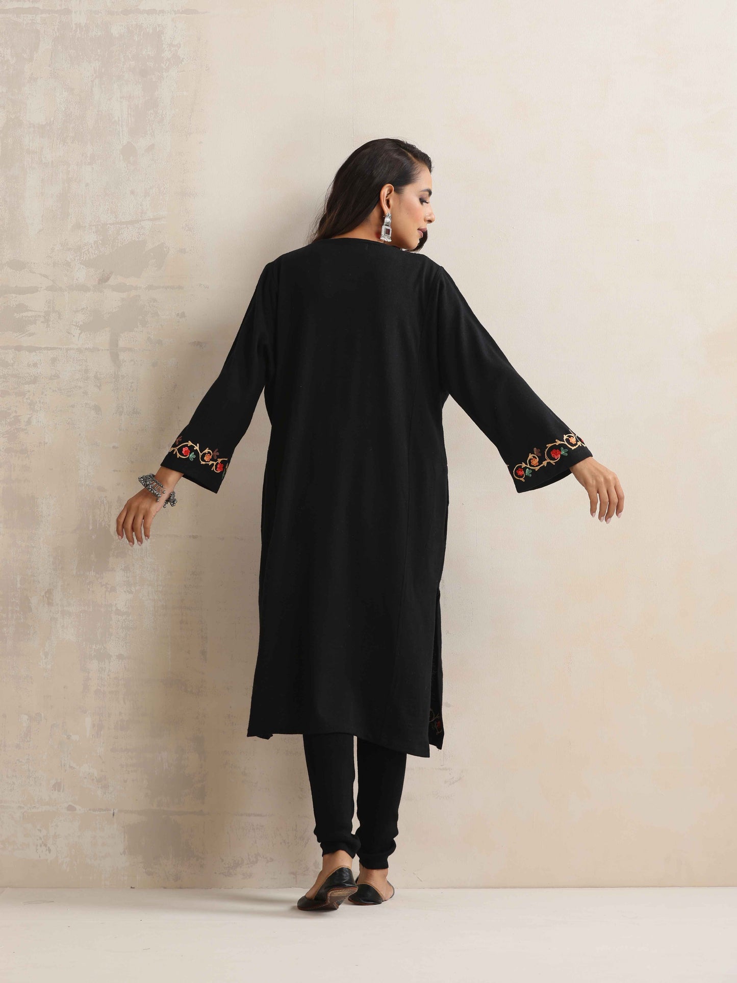trueBrowns Black Kashmiri Floral Embroidered Woollen Phiran Kurta | Swadesiicart
