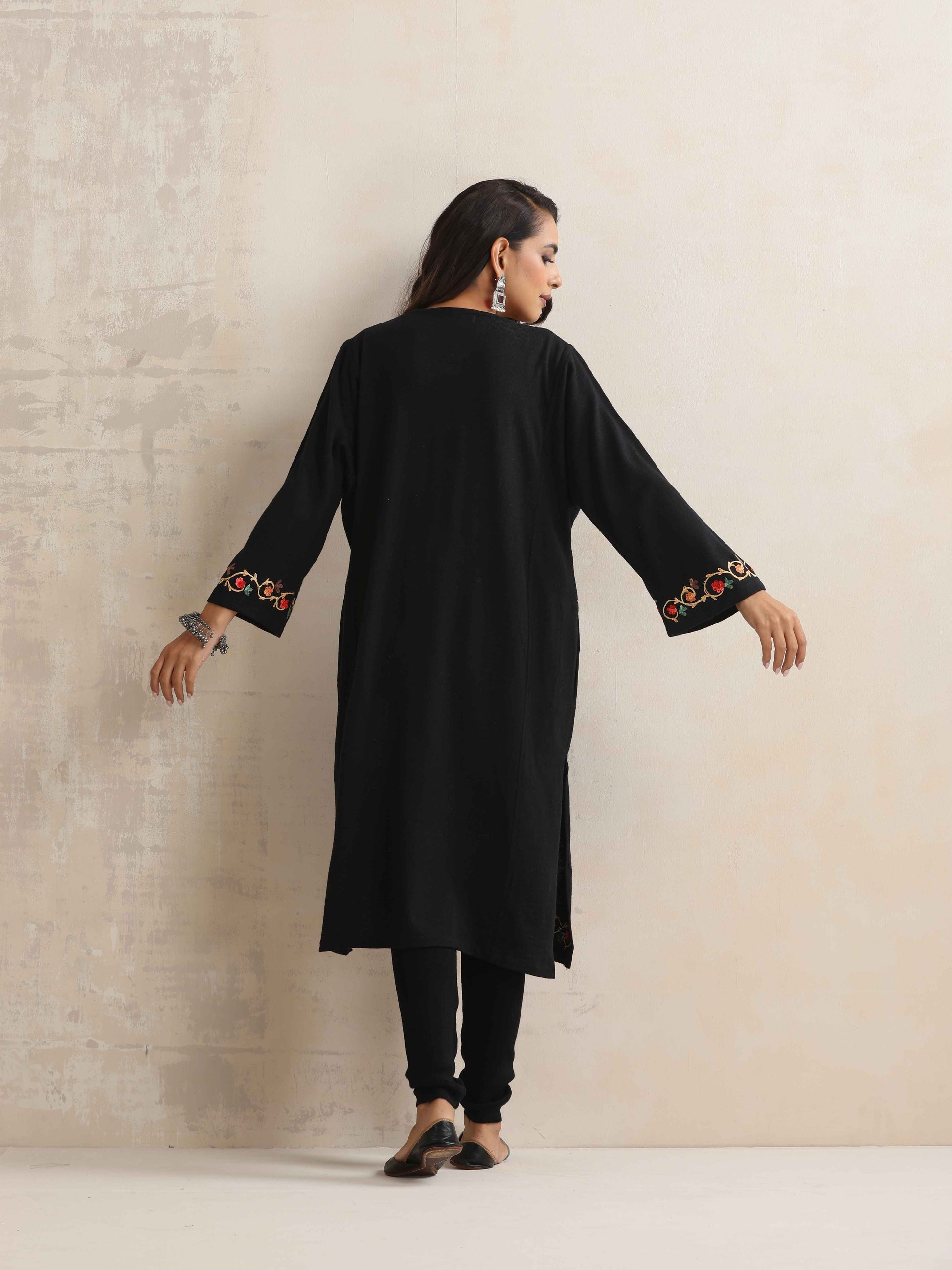 trueBrowns Black Kashmiri Floral Embroidered Woollen Phiran Kurta | Swadesiicart