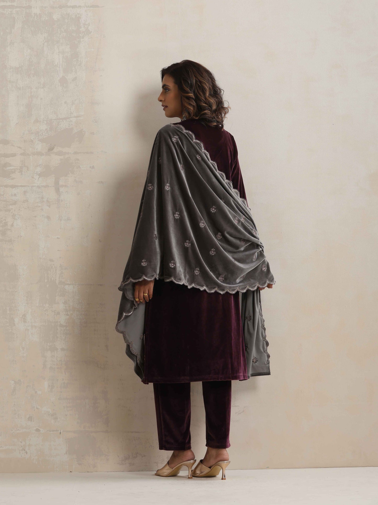 trueBrowns Purple Velvet Embroidered Kurta Pant Dupatta Set | Swadesiicart