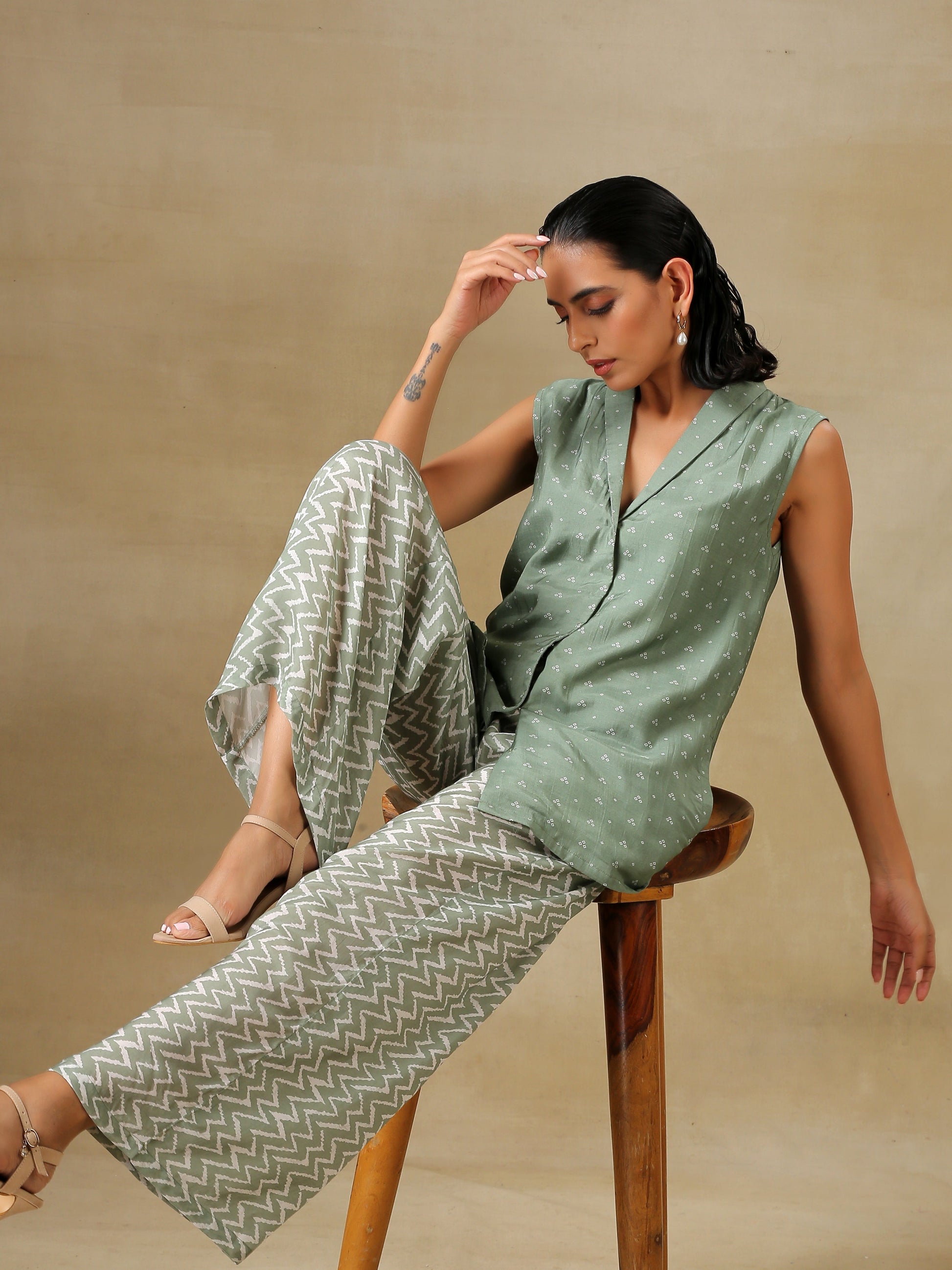 trueBrowns Light Green Bandhani Printed Silk Sleevesless Jacket Pant Set | Swadesiicart