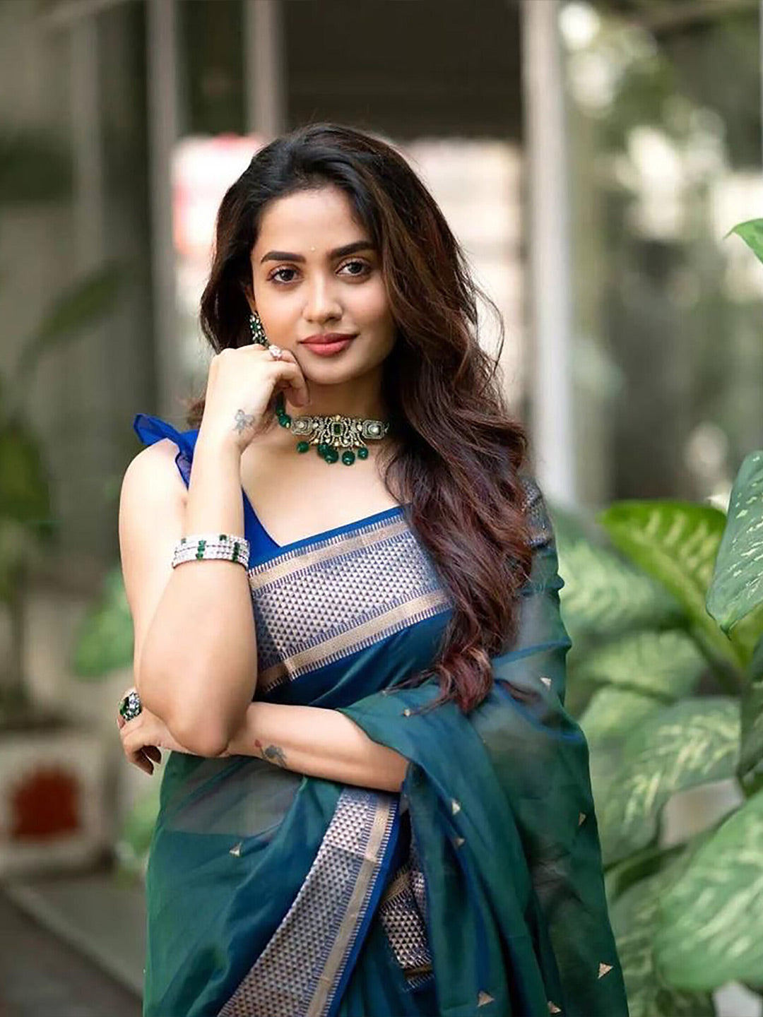 Kalini Geometric Woven Design Zari Banarasi Saree | Swadesiicart