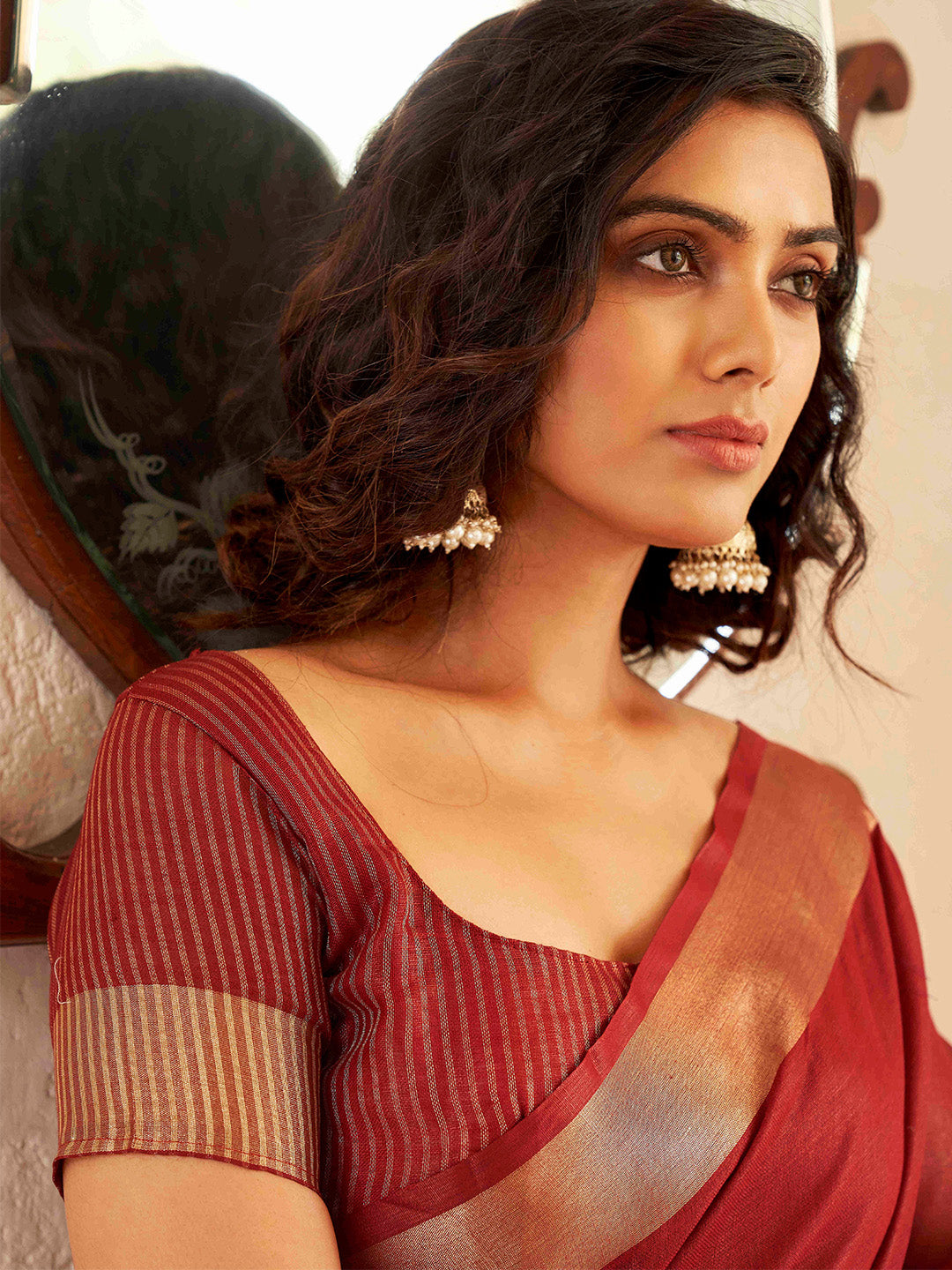 Tikhi Imli Maroon & Gold Toned Zari Woven Design Saree | Swadesiicart