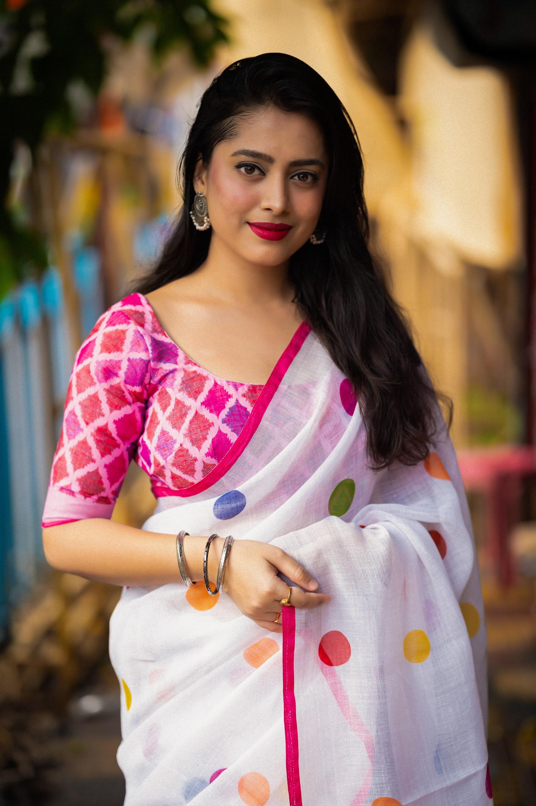 White Pure Linen Ethnic Motifs Saree with Unstitched Blouse - Hiral Fashion | Swadesiicart