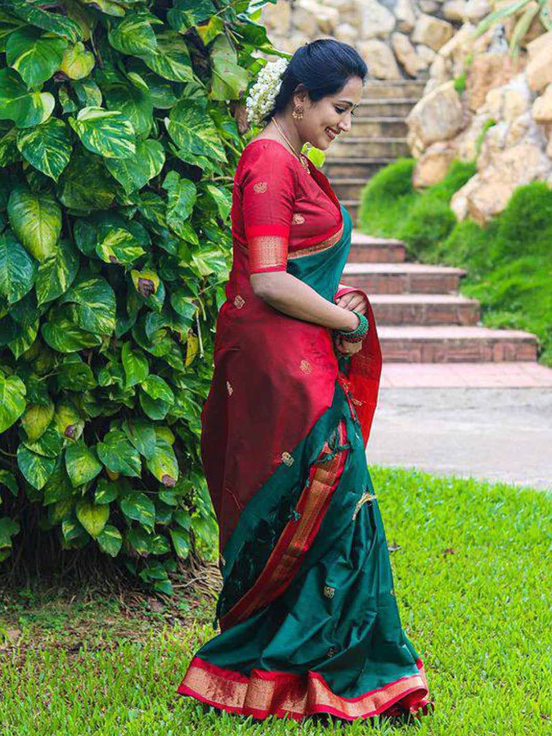 Kalini Ethnic Motif Woven Design Zari Banarasi Saree | Swadesiicart